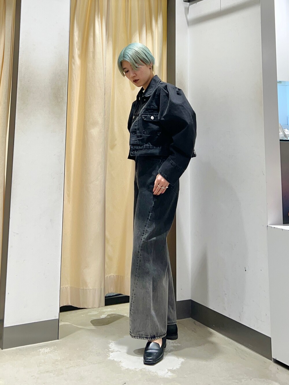 「KBF、デニム、デニムジャケット、セットアップ、セットアップスタイル、ブラックデニム、グラデーションデニム、グラデーション、モノトーン、モノトーンコーデ、春服コーデ、休日スタイル、オトナ女子、おでかけコーデ、大人カジュアル」｜「KBFのタックスリーブクロップドデニムジャケット（デニムジャケット、ブラック系）」を使った、なかさんさん（レディース・156cm）の春コーディネートの3枚目の写真