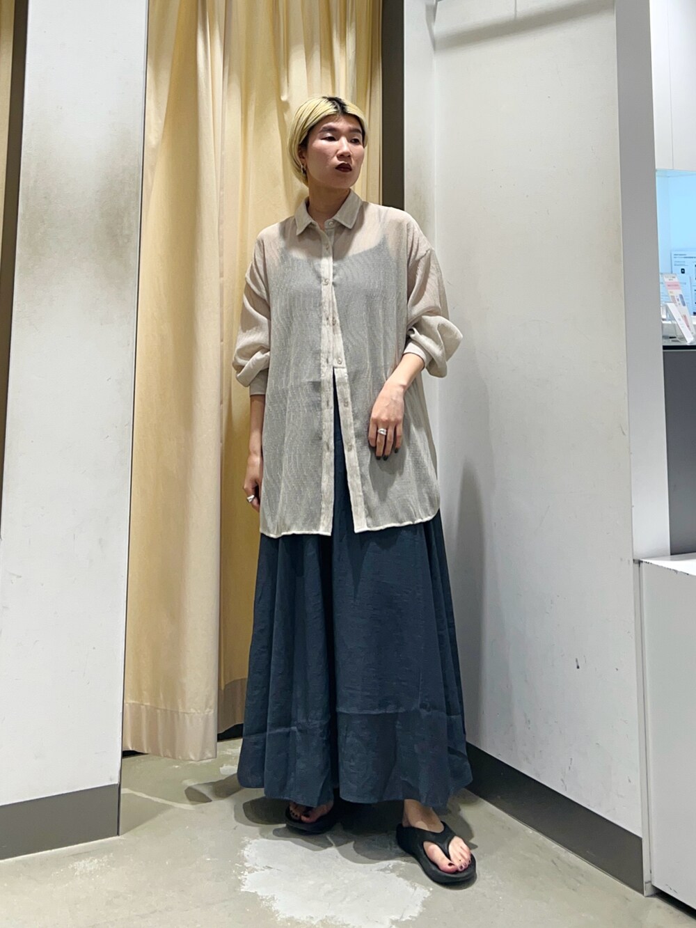 ブルー系のワンピース、ホワイト系のシャツ/ブラウスを着用したレディースの夏コーディネートの4枚目の写真