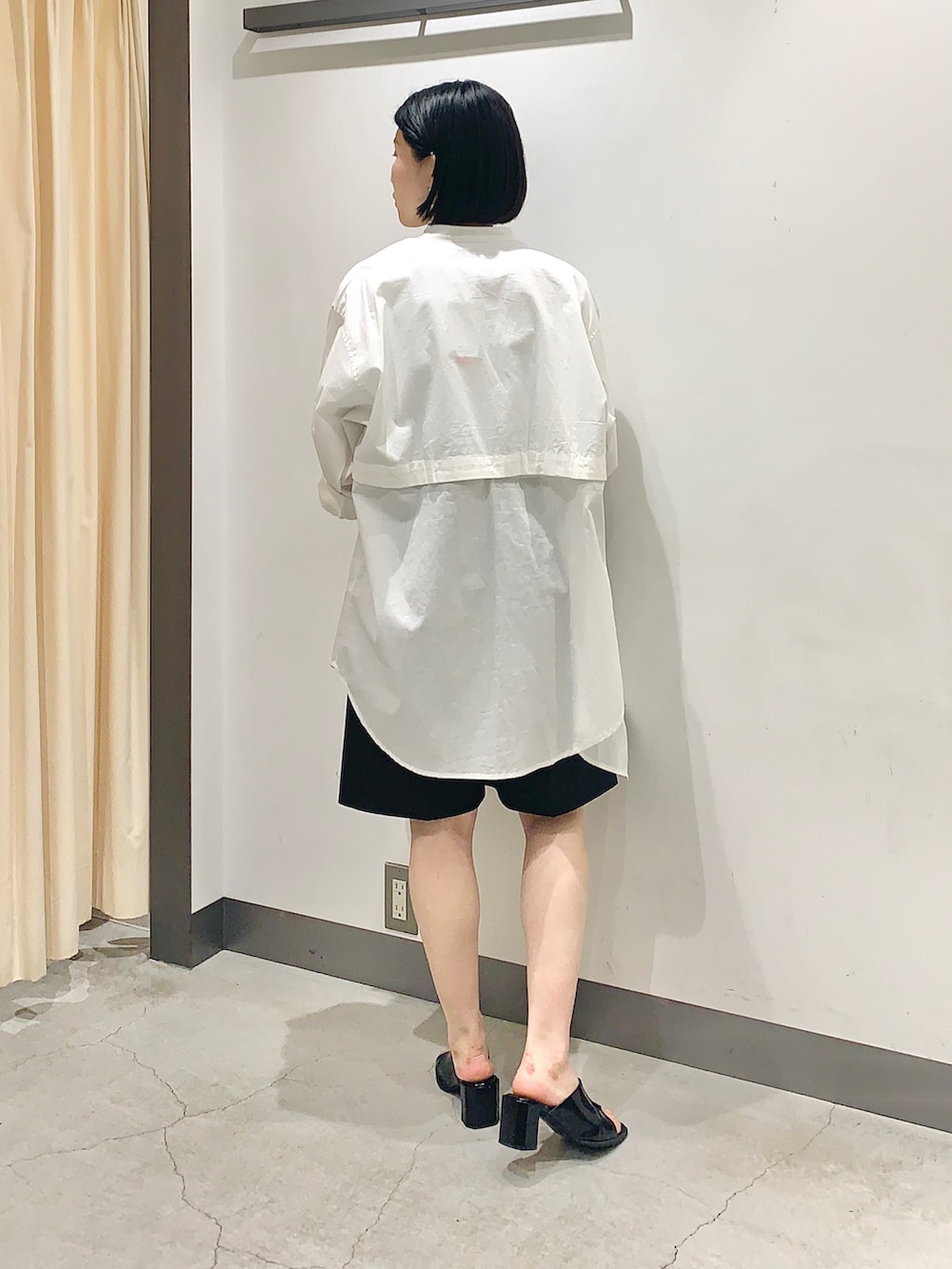 ホワイト系のシャツ/ブラウス、ブラック系のその他パンツを着用したレディースの春コーディネートの4枚目の写真