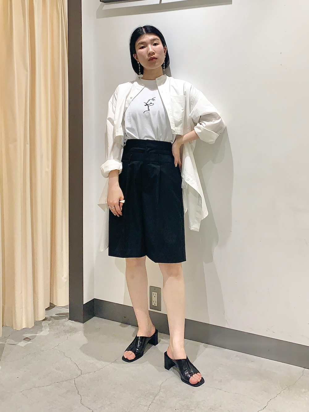 ホワイト系のシャツ/ブラウス、ブラック系のその他パンツを着用したレディースの春コーディネートの2枚目の写真