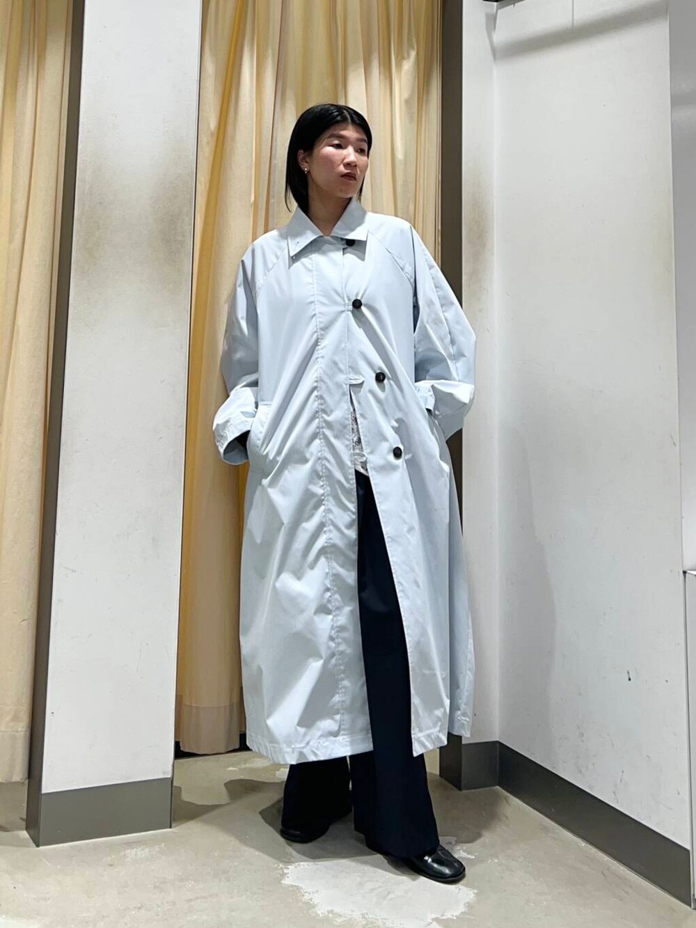 「シンプル、ワントーンコーデ、大人スタイル、アウター、大人女子、きれいめカジュアル、シンプルコーデ、kbf_ootd、KBF、コート、ステンカラーコート、レース、ootd、春コーデ、春アウター」｜「KBFのレーススカーフSETパンツ（その他パンツ、ブルー系）」を使った、なかさんさん（レディース・156cm）の春コーディネートの4枚目の写真