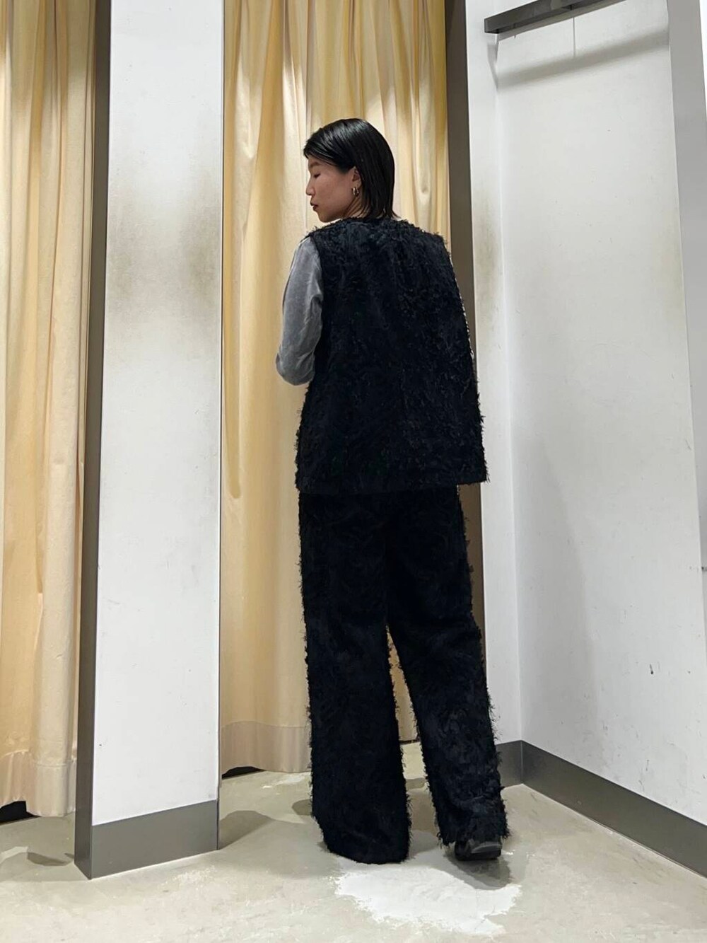 ブラック系のボストンバッグ、ブラック系のその他パンツ、ブラック系のベストを着用したレディースの春コーディネートの4枚目の写真