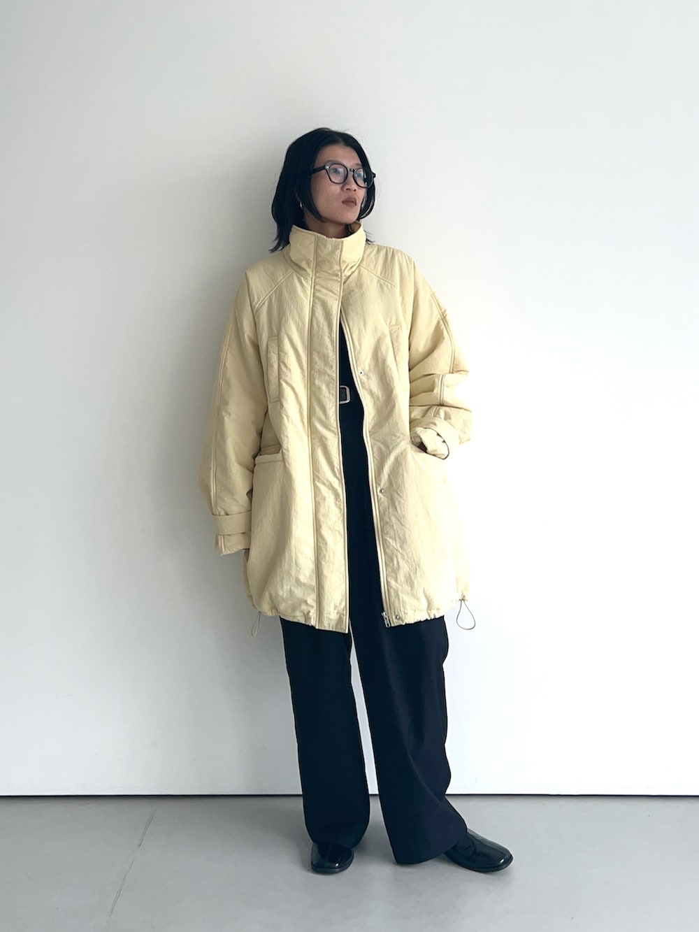 ベージュ系のダウンジャケット/コート、イエロー系のダウンジャケット/コートを着用したレディースの秋コーディネートの2枚目の写真