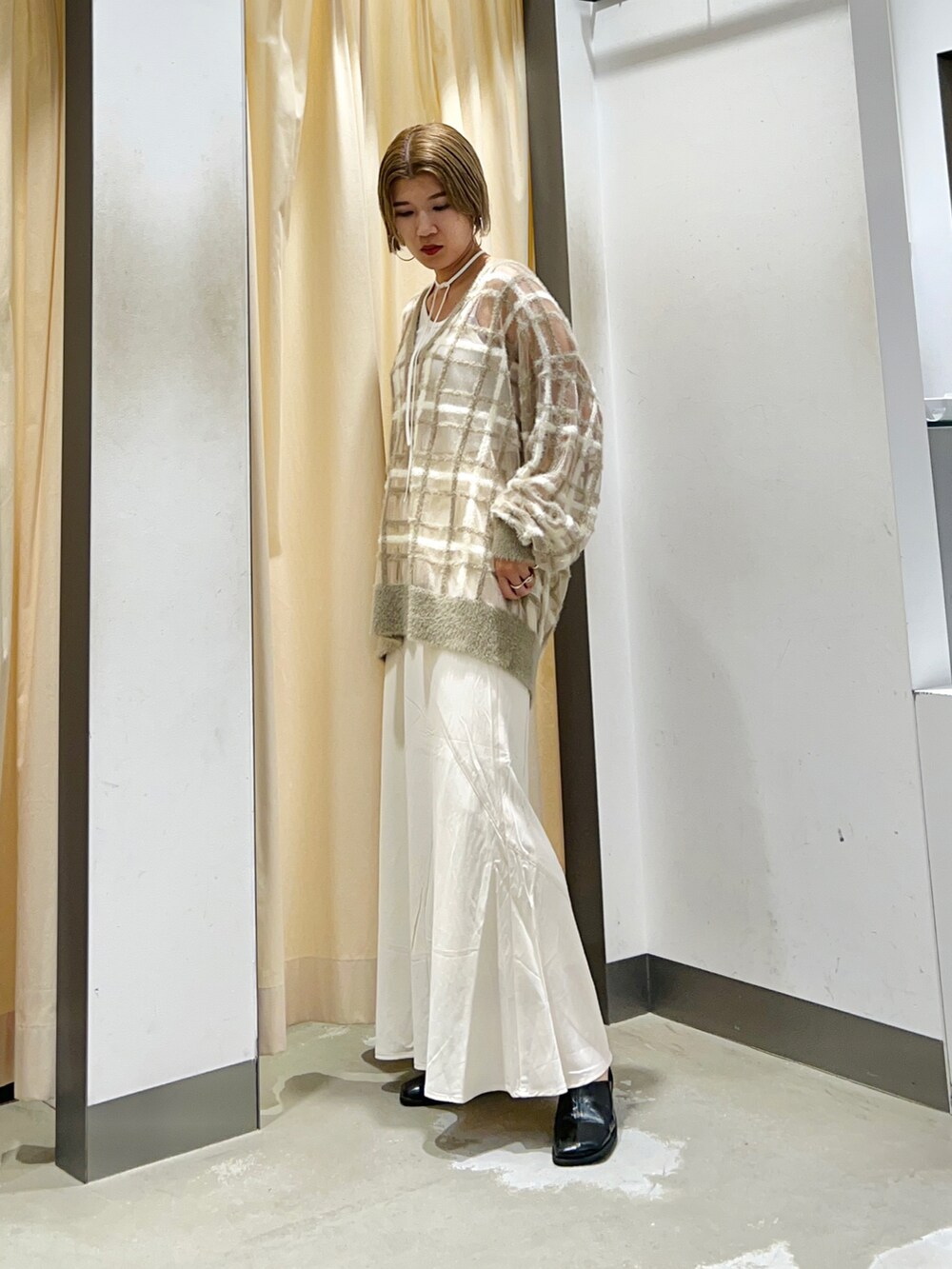 「KBF、秋服まるっと大公開、秋服準備はじめました、オトナカジュアル、きれいめカジュアル、シアーニット、チェック、チェック柄に恋してる、マキシスカート、ワントーンコーデ、シンプルスタイル、キレイめカジュアル、秋コーデ、オトナ女子」｜「KBFのシアーチェックフェザーニット（ニット/セーター、グレー系）」を使った、なかさんさん（レディース・156cm）の秋コーディネートの2枚目の写真