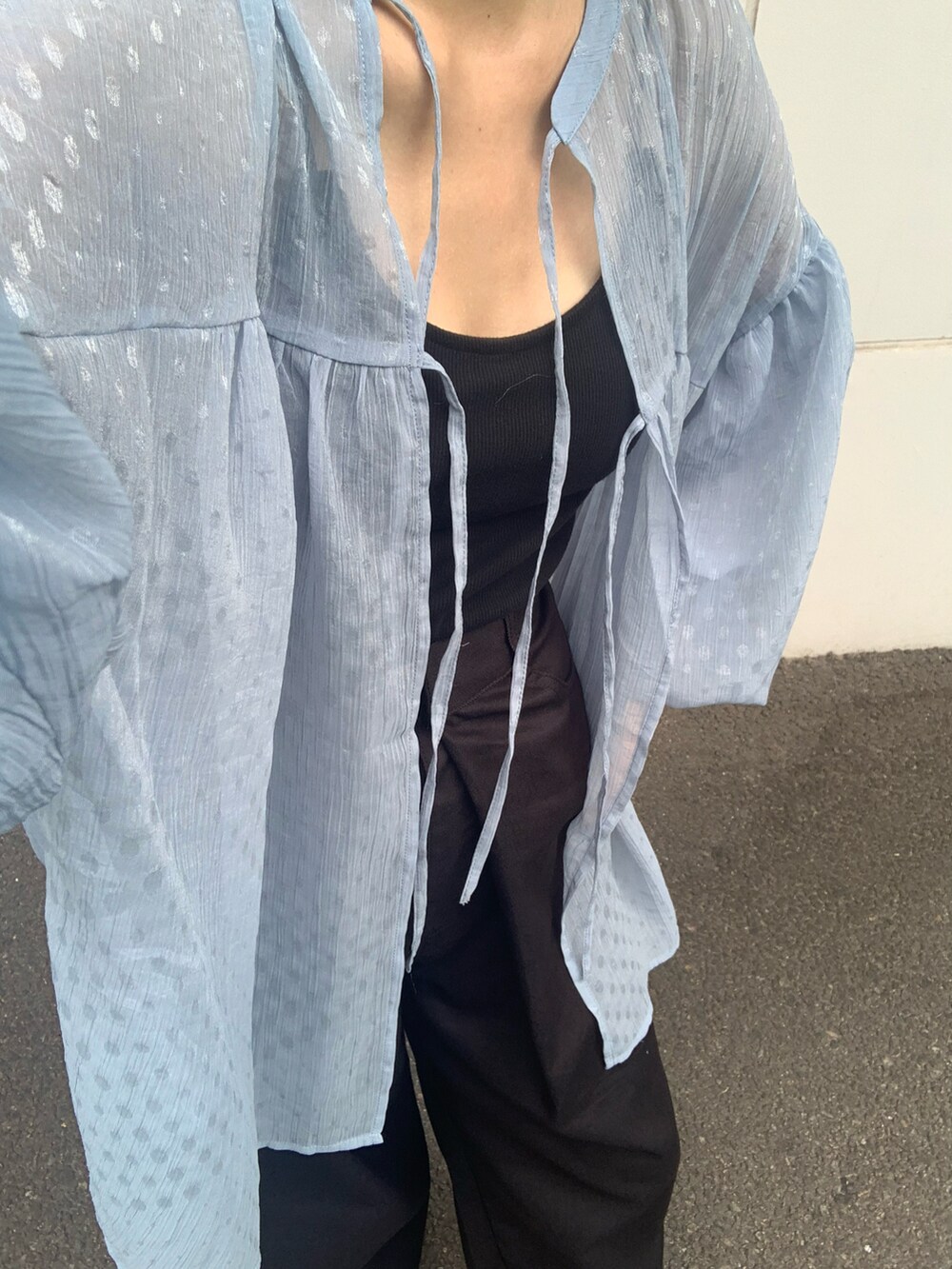 グレー系のその他パンツ、ブルー系のシャツ/ブラウス、ブラック系のその他シューズを着用したレディースの秋コーディネートの4枚目の写真