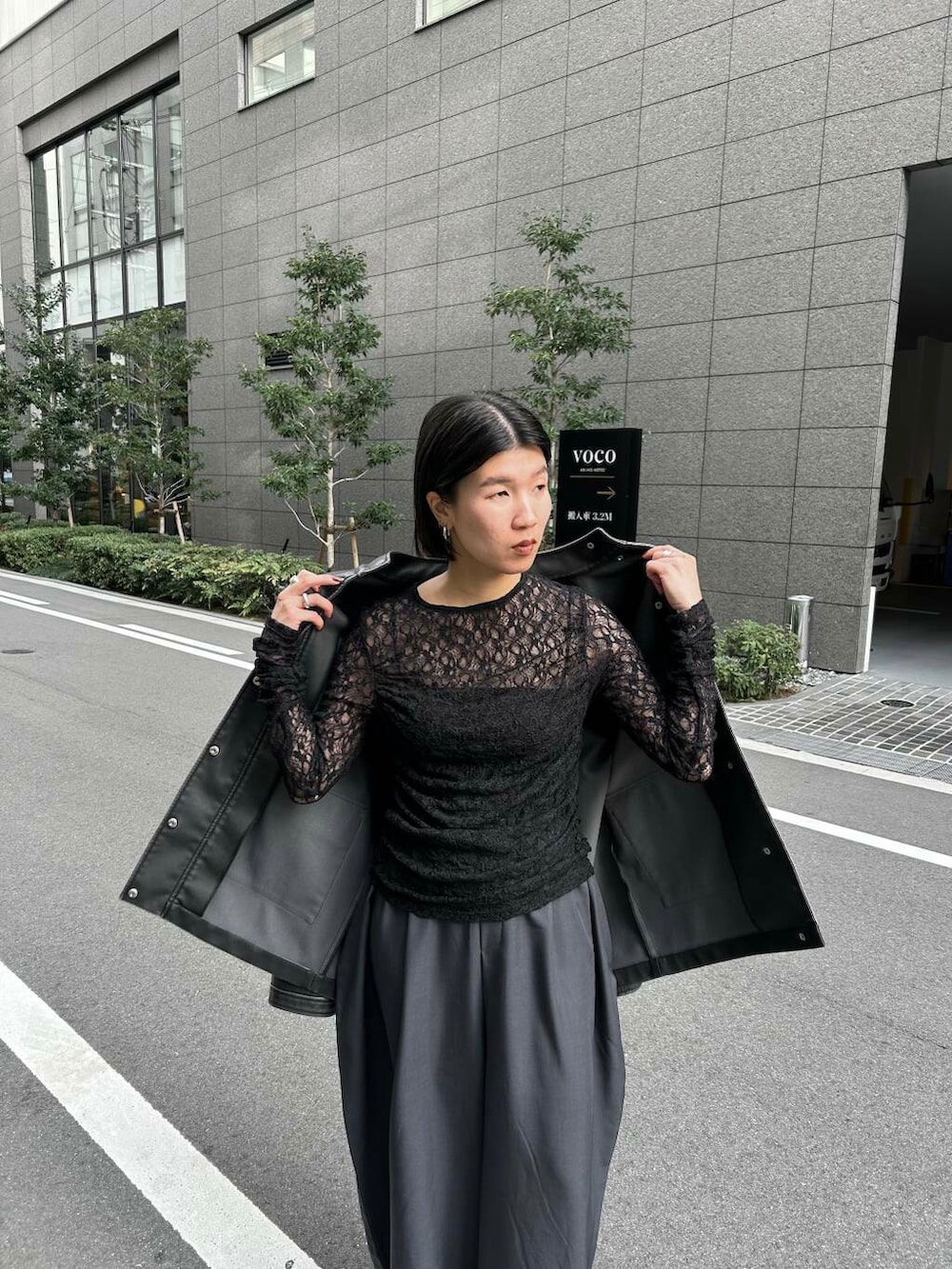 グレー系のその他パンツ、ブラック系のTシャツ/カットソー、ブラック系のその他アウターを着用したレディースの冬コーディネートの6枚目の写真