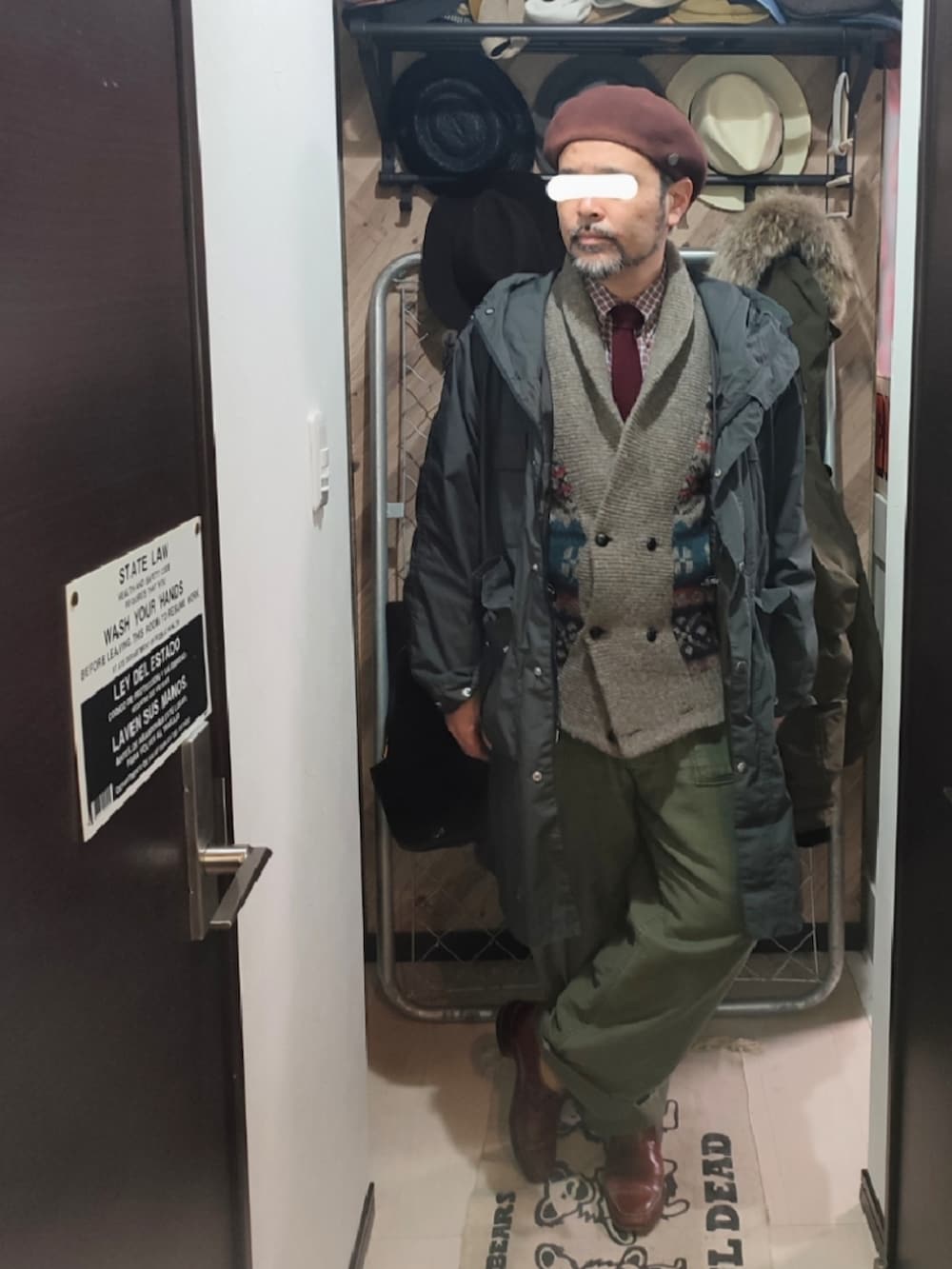 グリーン系のカーゴパンツ、ブラウン系のスリッポン、その他のカーディガン/ボレロを着用したメンズの冬コーディネートの2枚目の写真