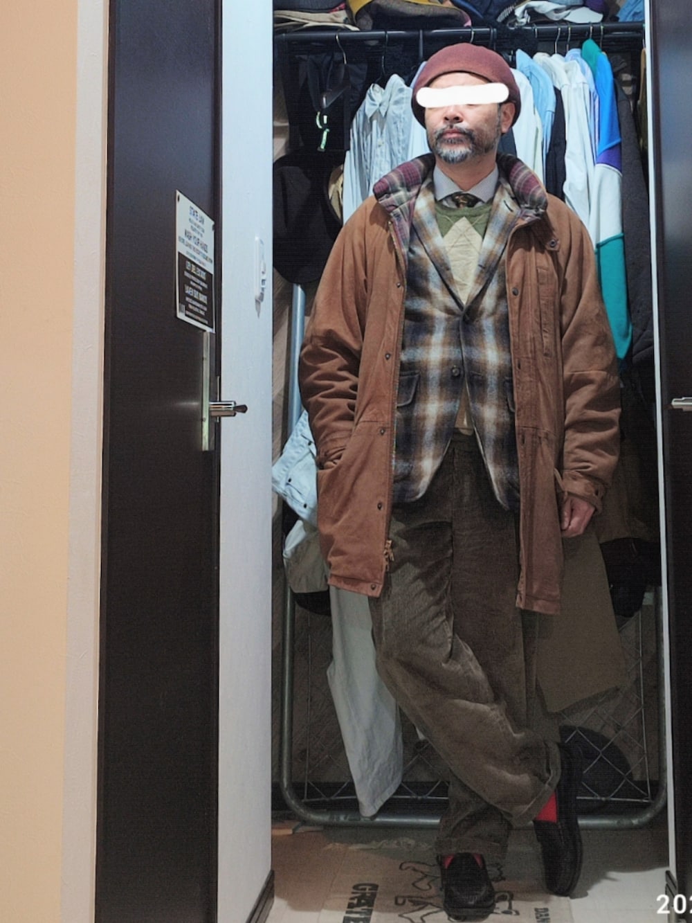 ブラック系のローファー、グリーン系のチノパンツ、イエロー系のシャツ/ブラウスを着用したメンズの冬コーディネートの2枚目の写真