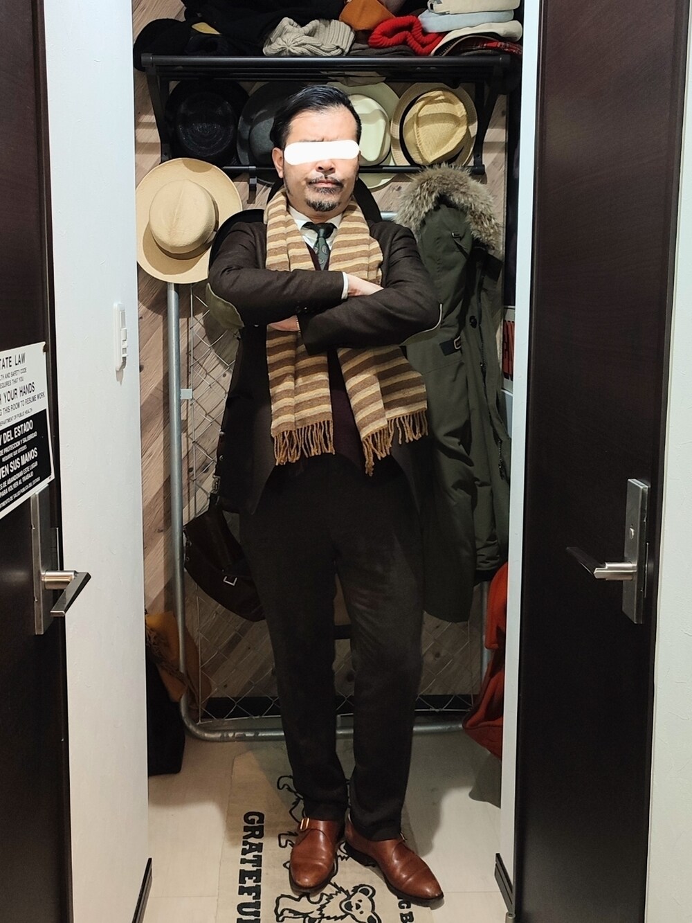 ブラウン系のスラックス、ブラウン系のドレスシューズ、オレンジ系のダッフルコートを着用したメンズの冬コーディネートの3枚目の写真