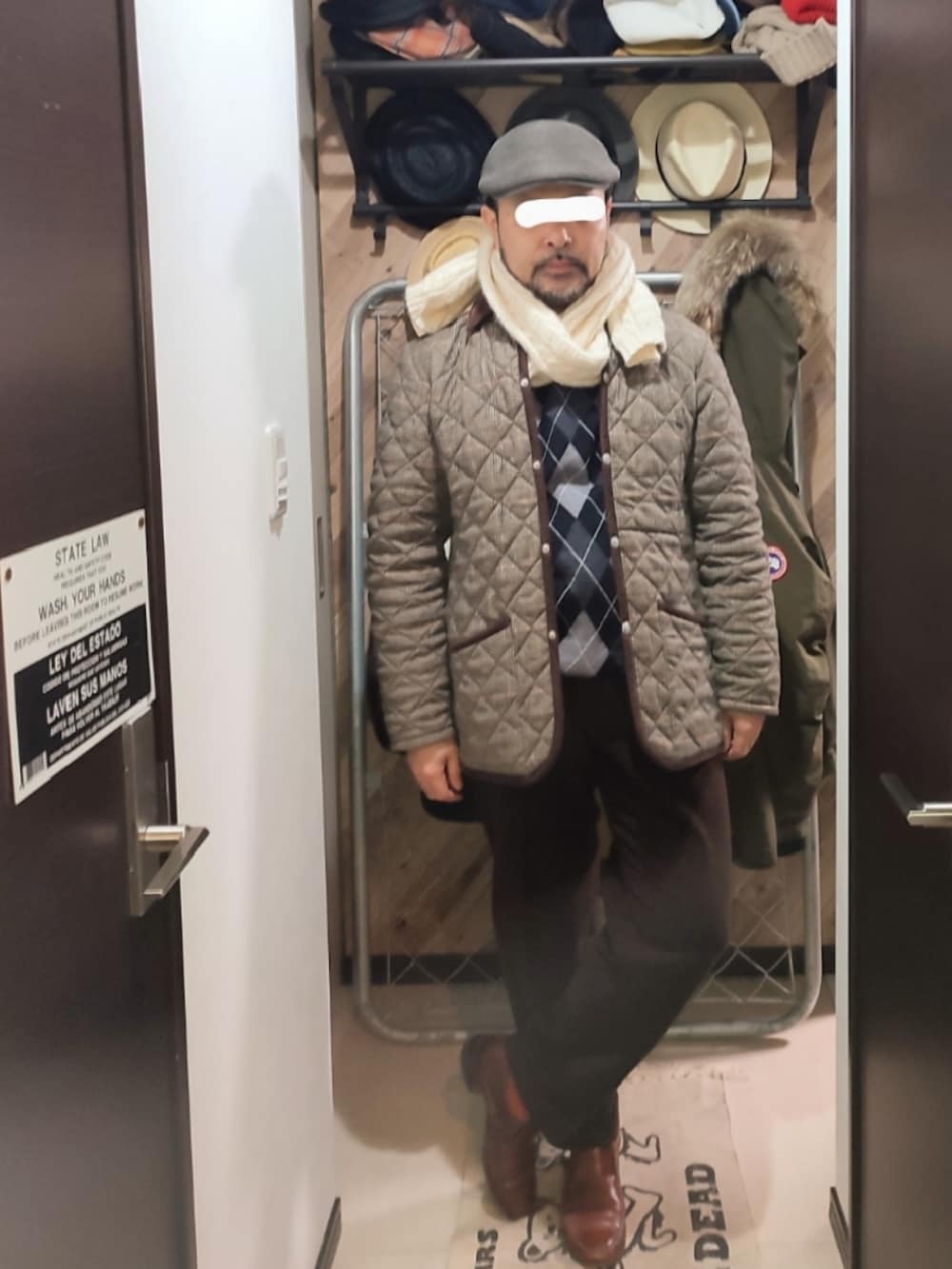 ブラウン系のスラックス、ブラウン系のスリッポン、グレー系のその他アウターを着用したメンズの冬コーディネートの2枚目の写真