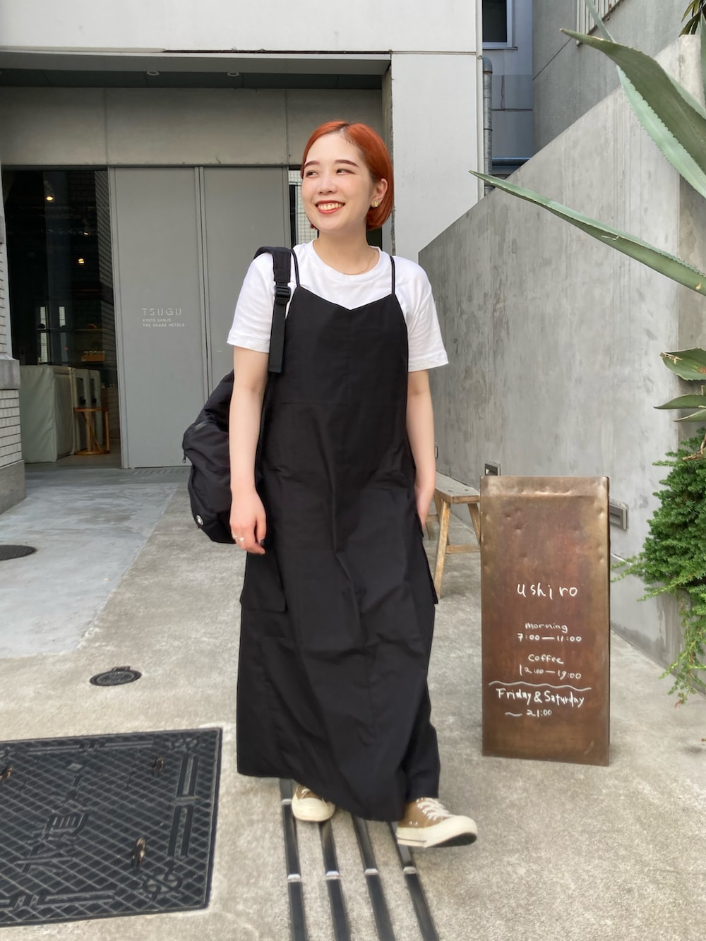 ブラック系のワンピース、ブラック系のバックパック/リュック、ブラック系のバックパック/リュックを着用したレディースの夏コーディネートの3枚目の写真