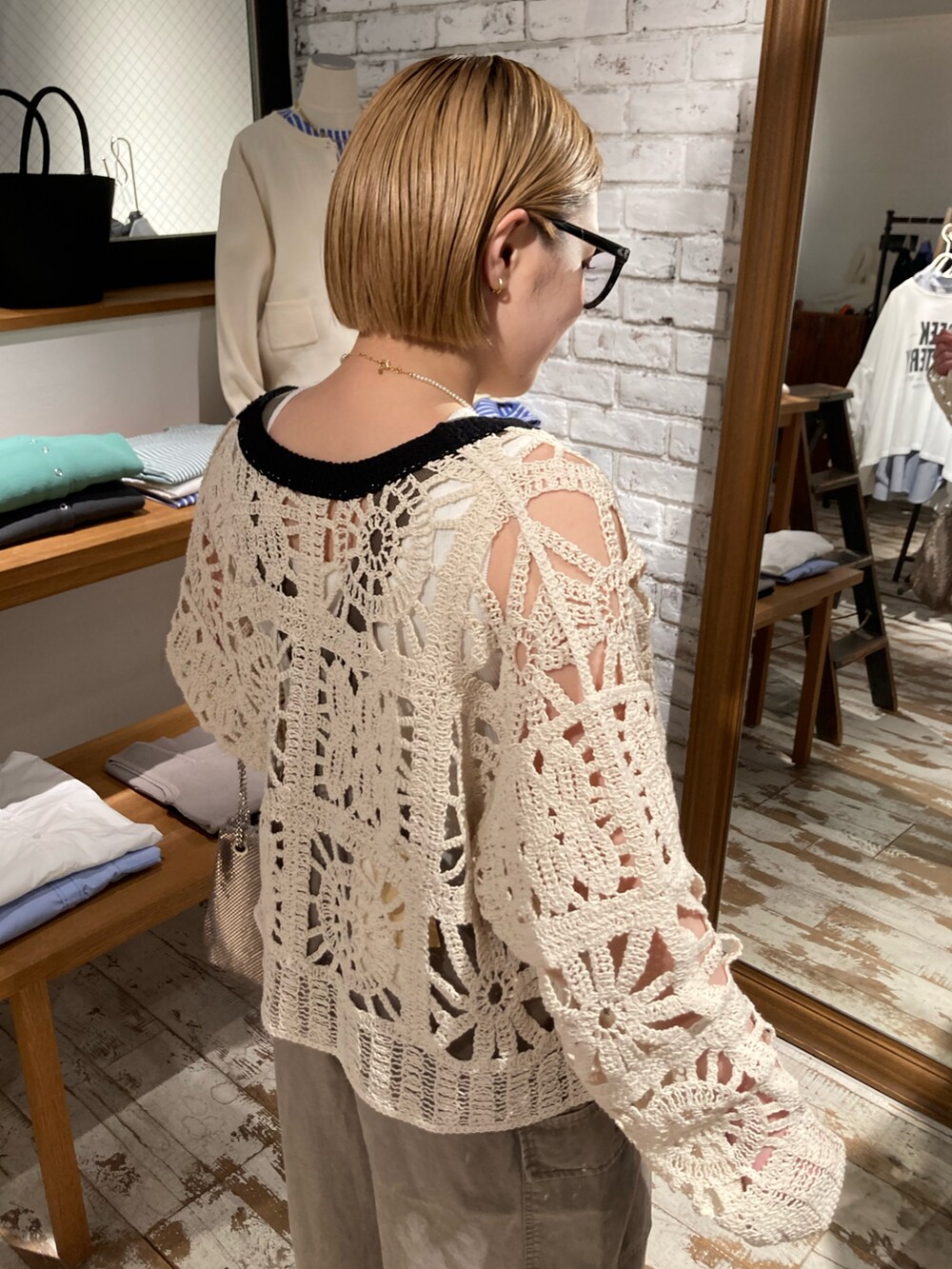 ブラック系のローファー、ゴールド系のショルダーバッグ、ベージュ系のサロペット/オーバーオールを着用したレディースの春コーディネートの5枚目の写真