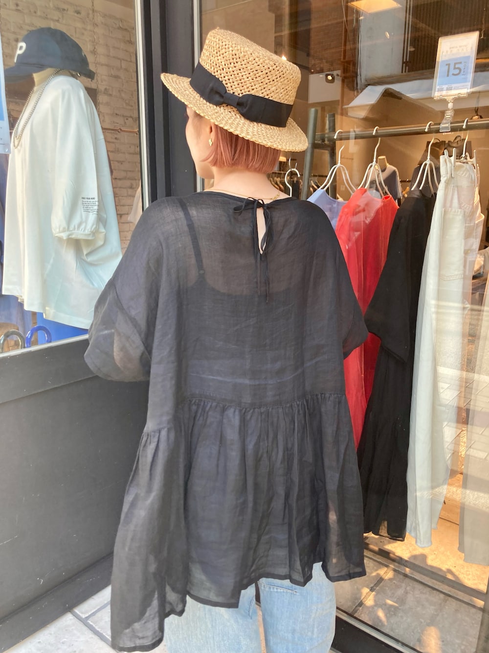ブラック系のシャツ/ブラウス、ブルー系のデニムパンツ、ブラック系のサンダルを着用したレディースの夏コーディネートの5枚目の写真