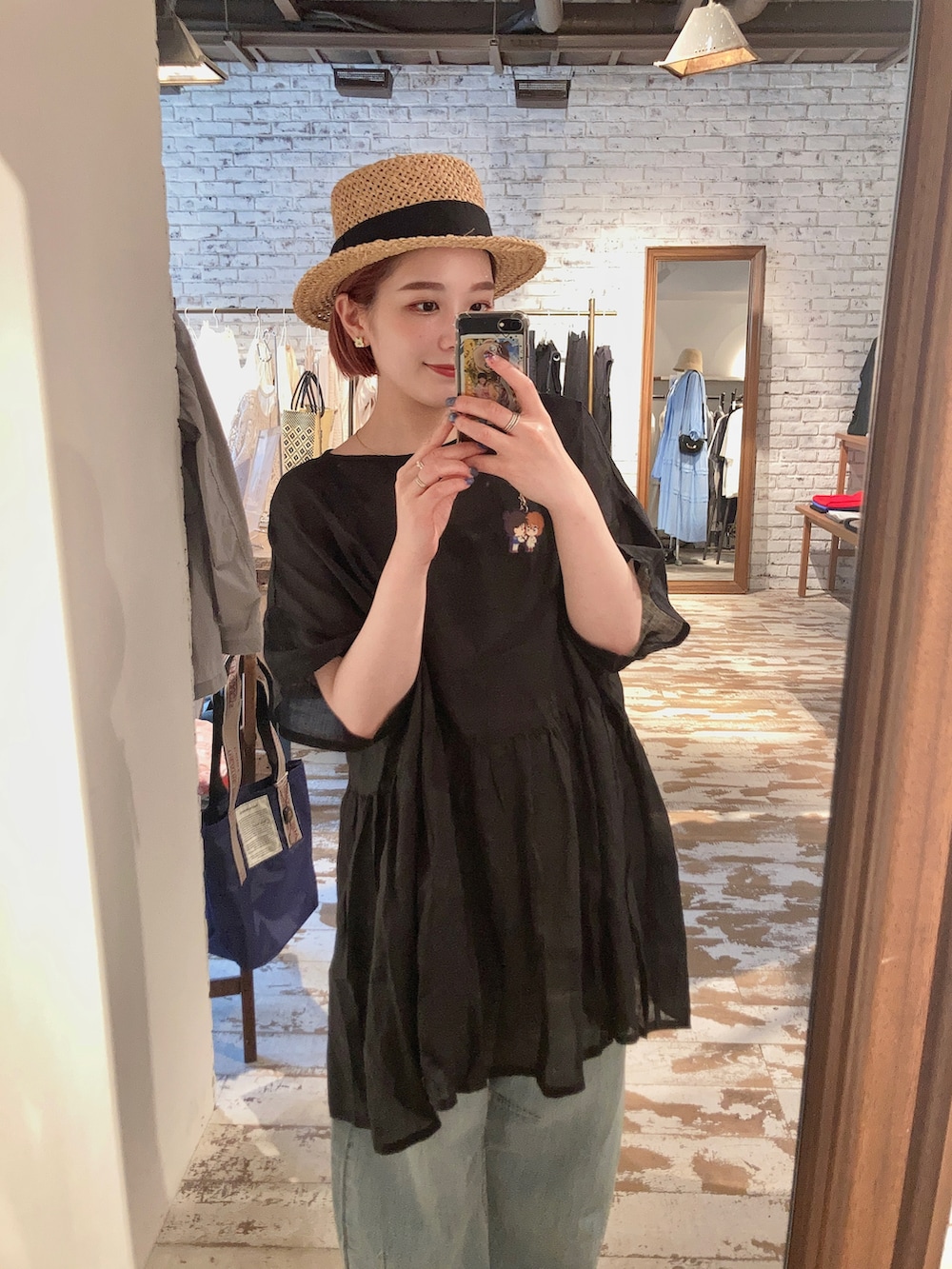 ブラック系のシャツ/ブラウス、ブルー系のデニムパンツ、ブラック系のサンダルを着用したレディースの夏コーディネートの4枚目の写真
