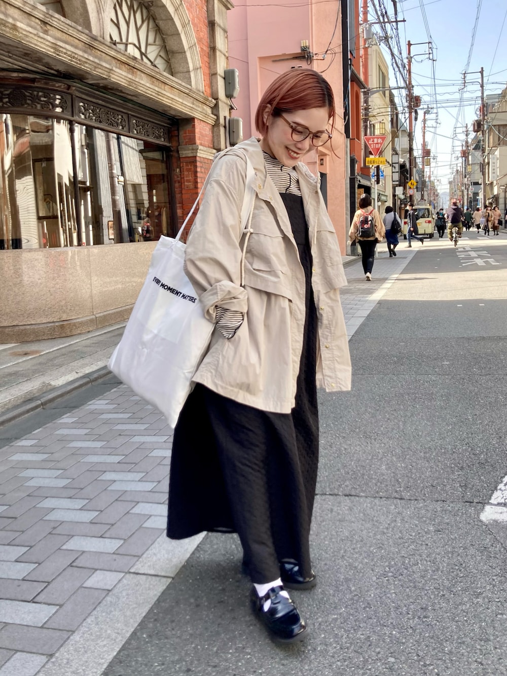 ブラック系のワンピース/ドレス、ブラック系のTシャツ/カットソー、ベージュ系のマウンテンパーカーを着用したレディースの春コーディネートの3枚目の写真