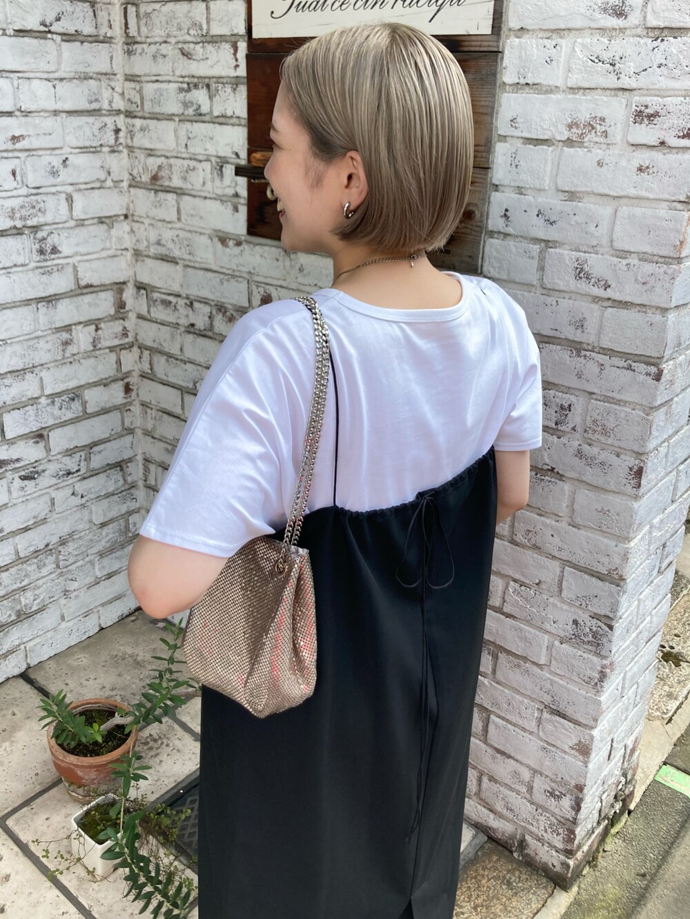 ブラック系のワンピース、シルバー系のネックレスを着用したレディースの夏コーディネートの4枚目の写真