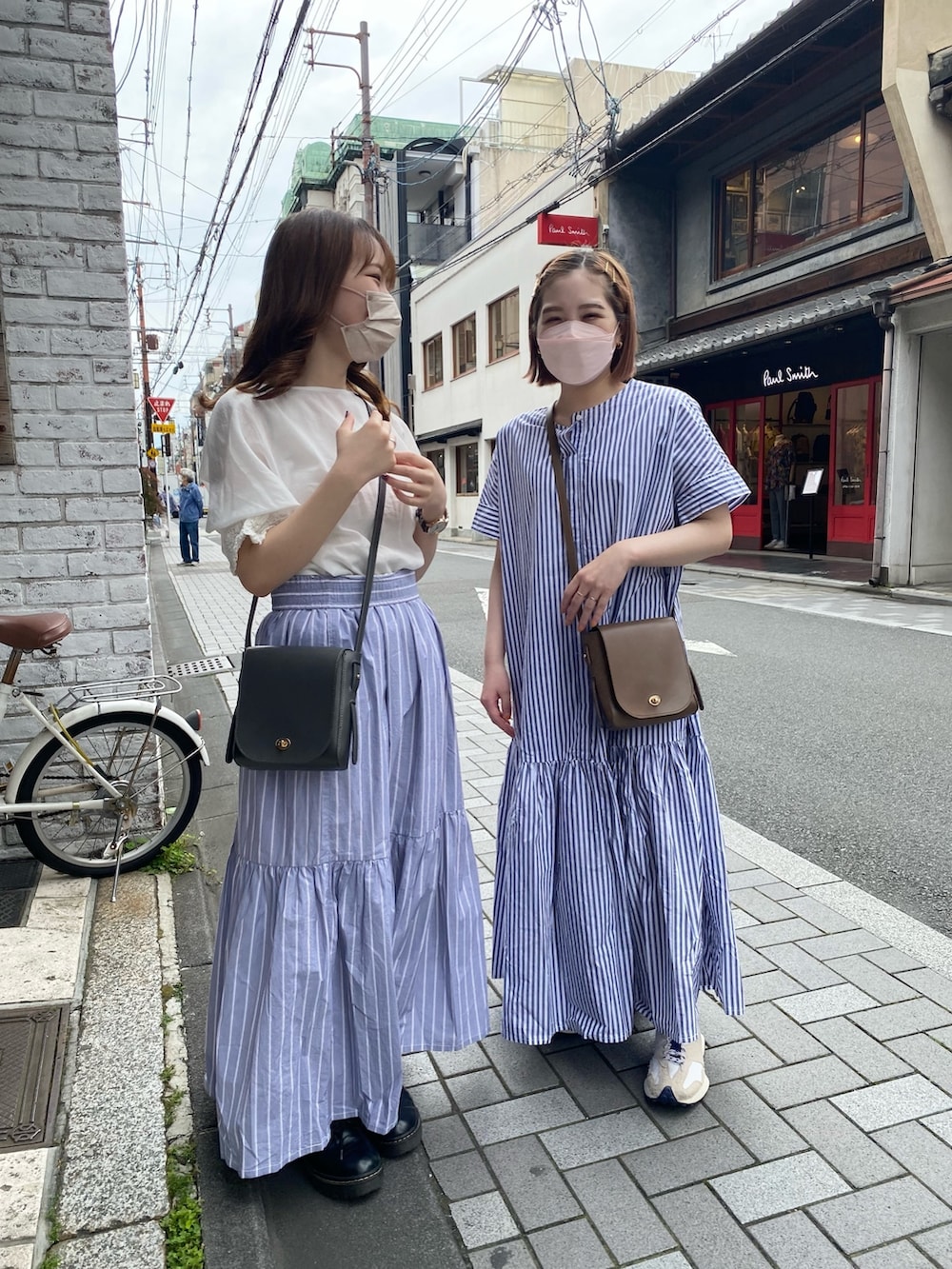 その他のワンピース、その他のスカート、ホワイト系のシャツ/ブラウスを着用したレディースの春コーディネートの2枚目の写真