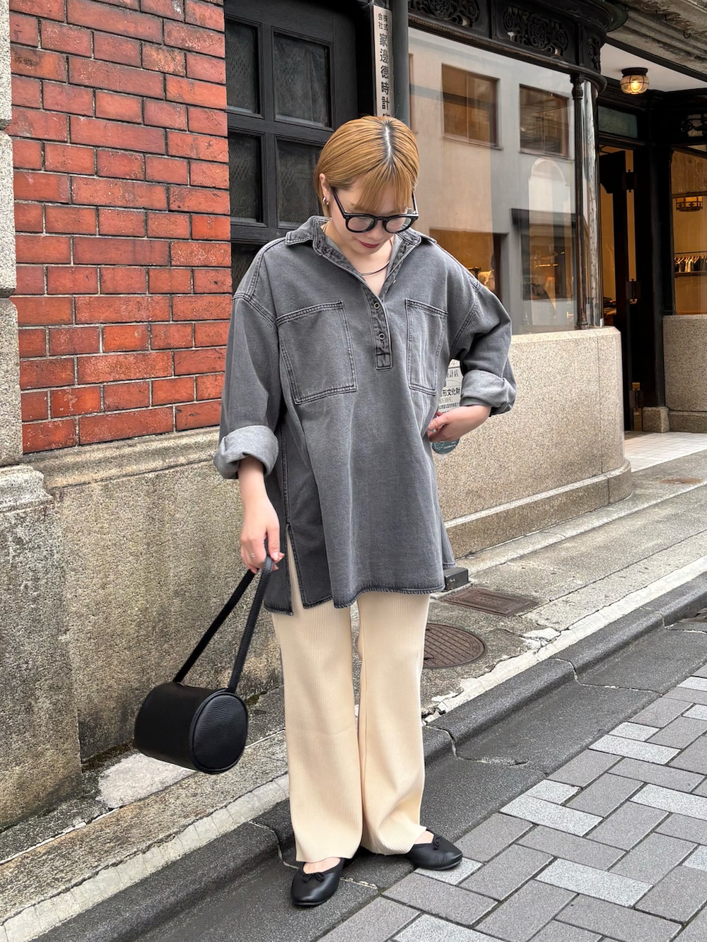 ブラック系のハンドバッグ、ホワイト系のその他パンツ、グレー系のシャツ/ブラウスを着用したレディースの秋コーディネートの2枚目の写真