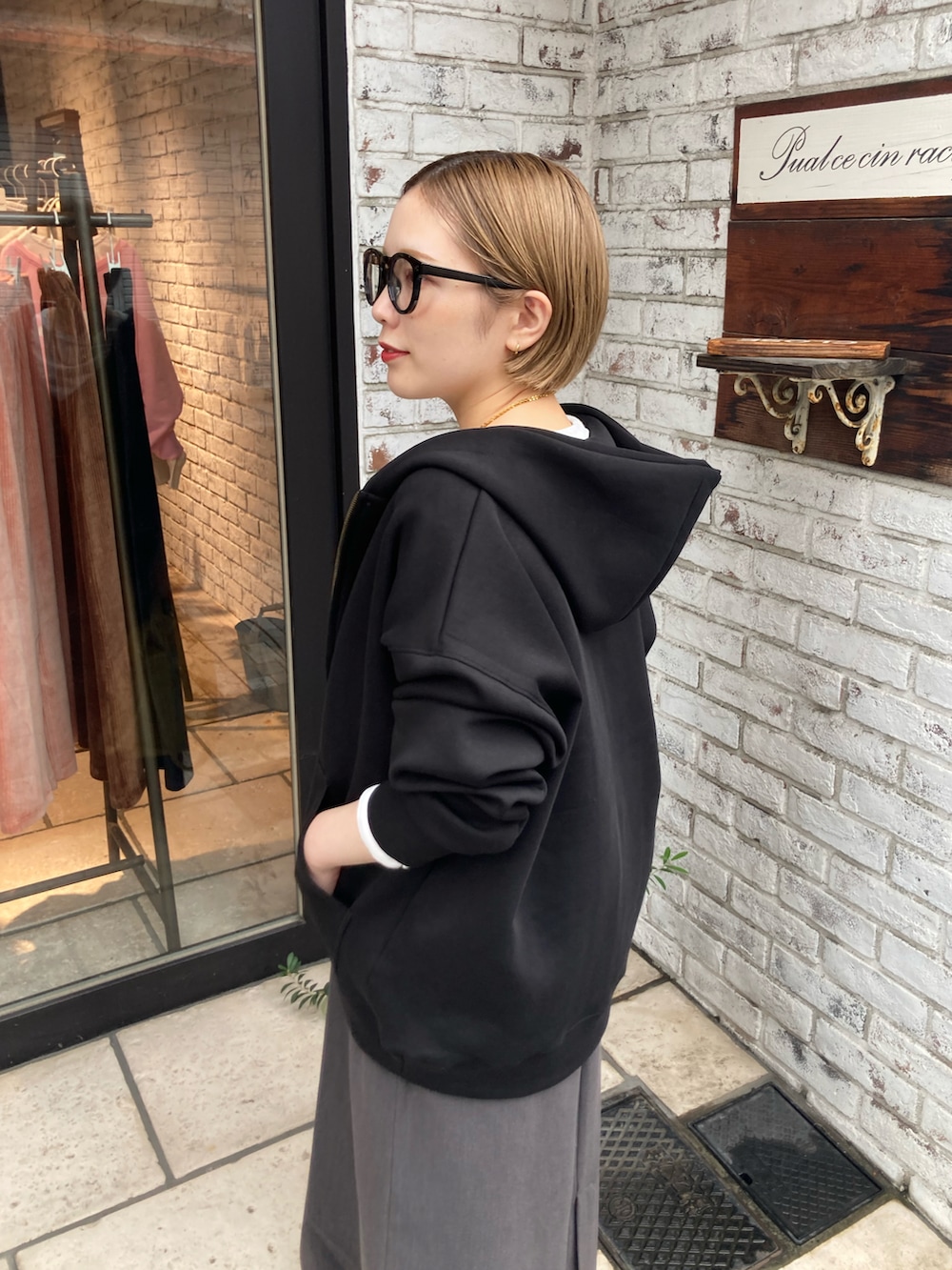 ベージュ系のスニーカー、イエロー系のトートバッグ、グレー系のワンピースを着用したレディースの秋コーディネートの4枚目の写真