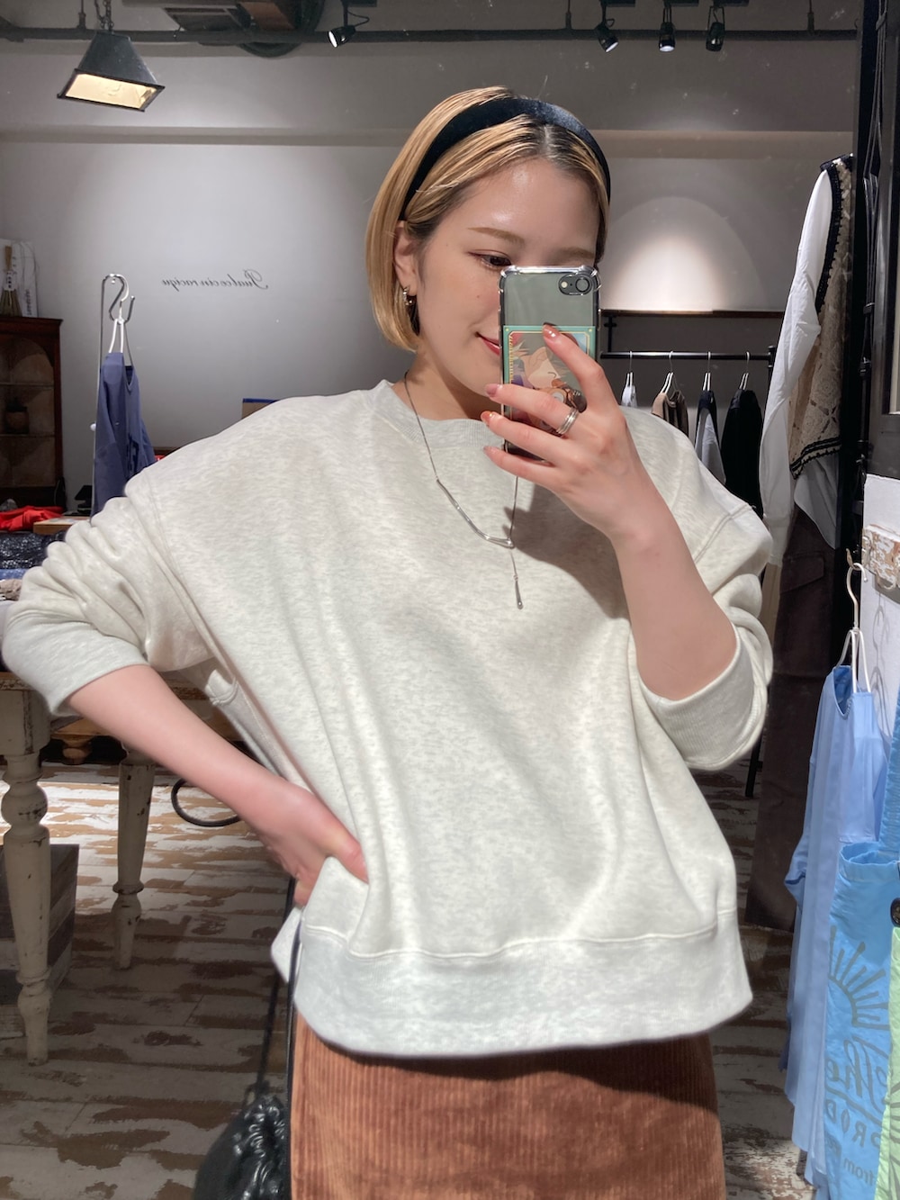 ブラウン系のスカート、ブラウン系のスカート、ブラック系のショルダーバッグを着用したレディースの秋コーディネートの5枚目の写真