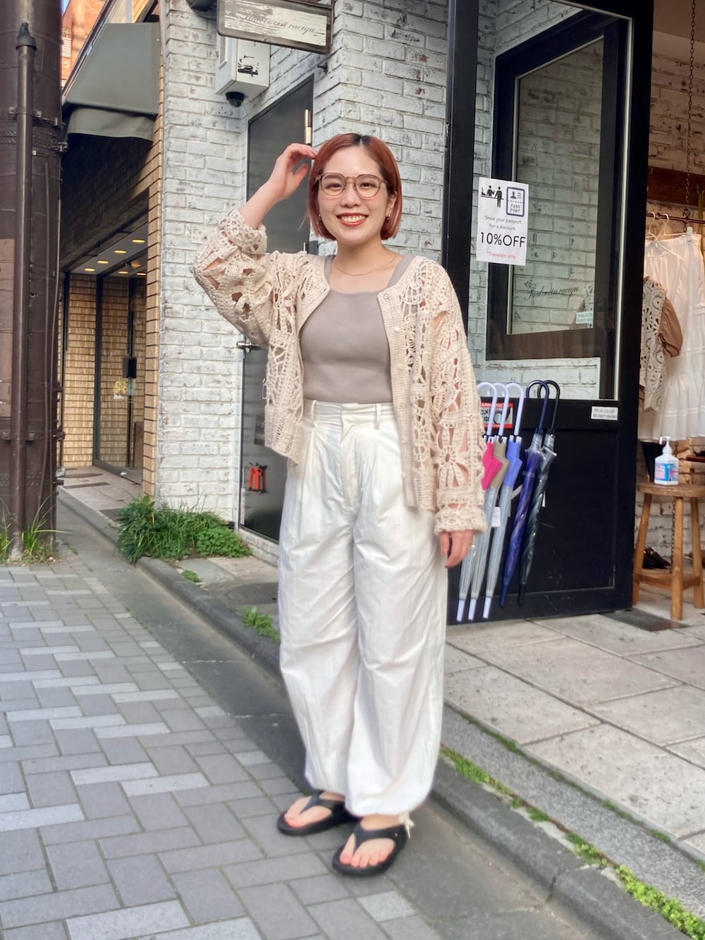 ホワイト系のその他パンツ、ベージュ系のタンクトップ、ベージュ系のカーディガン/ボレロを着用したレディースの夏コーディネートの4枚目の写真