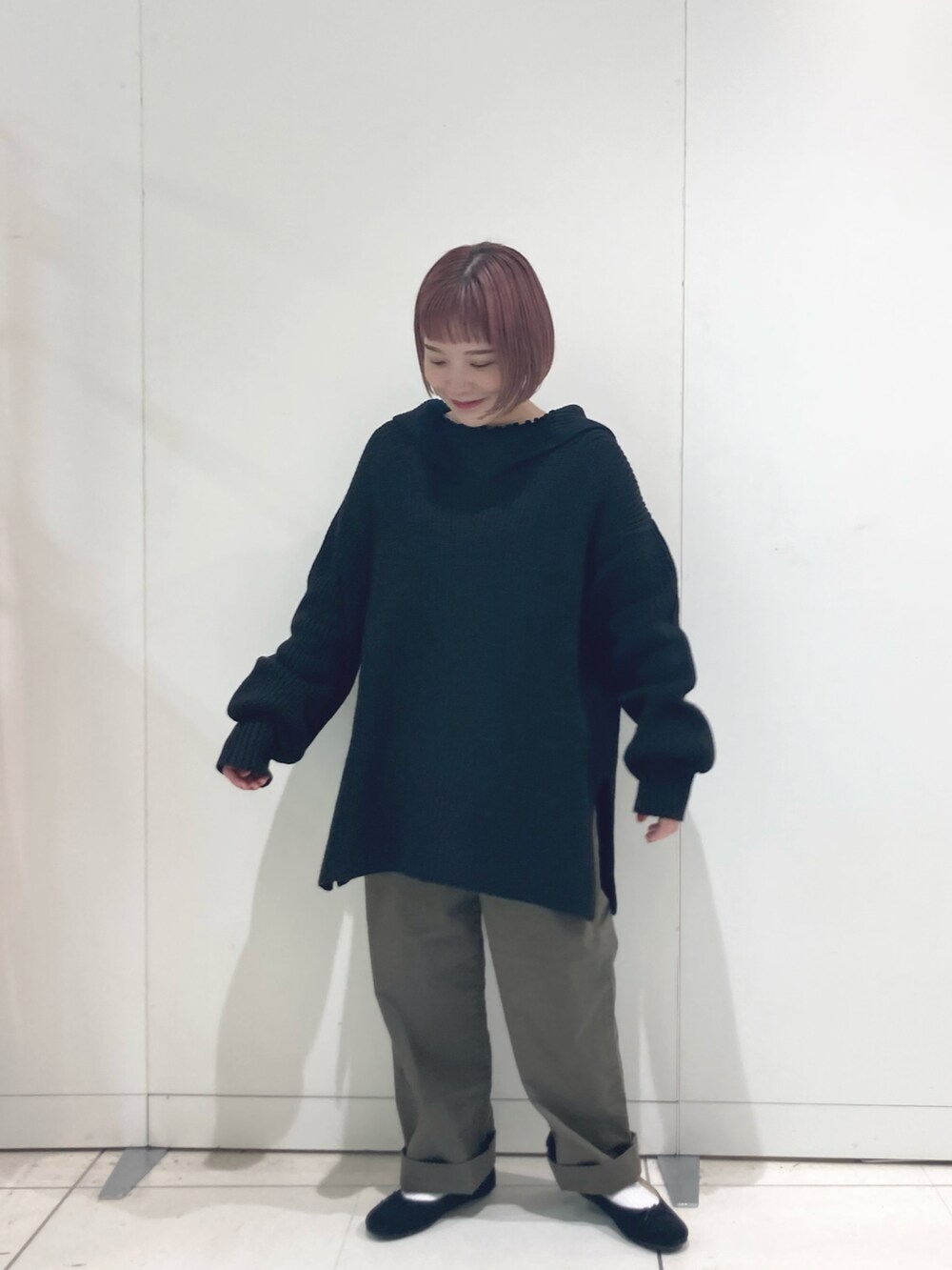 グレー系のニット/セーター、グリーン系のその他パンツ、ブラック系のその他シューズを着用したレディースの冬コーディネートの2枚目の写真