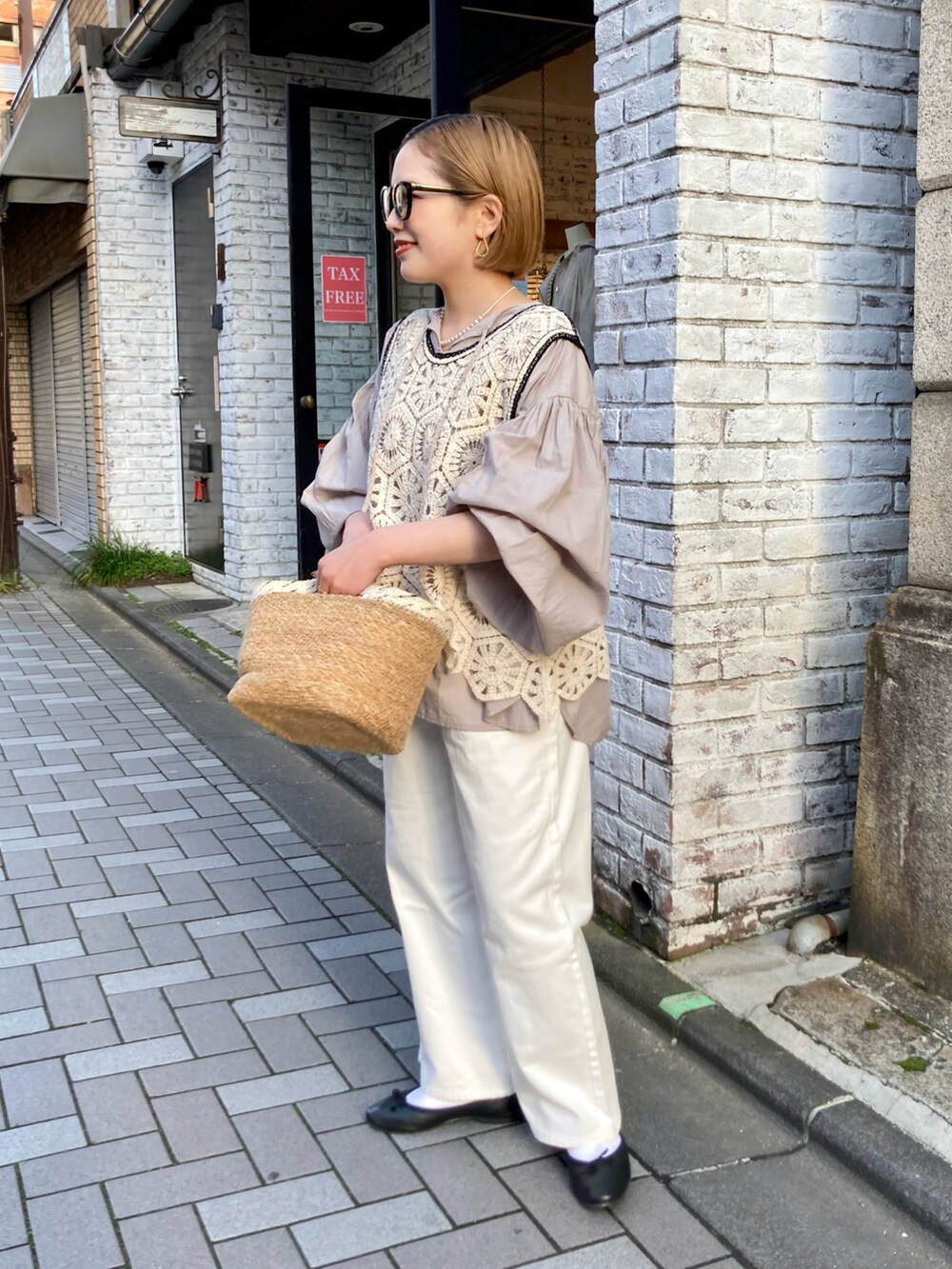 ホワイト系のその他パンツ、その他のベスト、その他のトップスを着用したレディースの春コーディネートの2枚目の写真