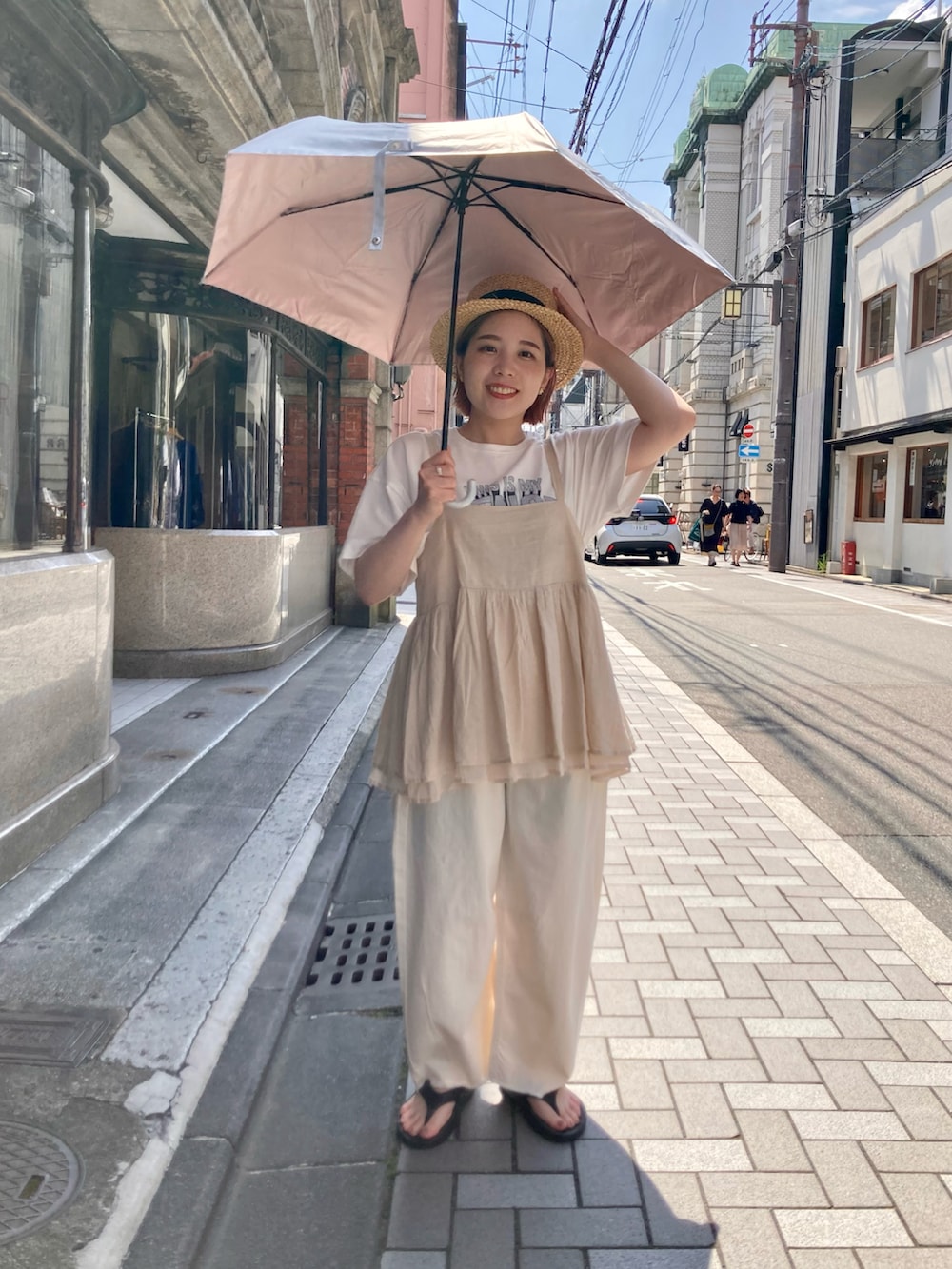 ベージュ系のキャミソール、ホワイト系のTシャツ/カットソー、ホワイト系のその他パンツを着用したレディースの夏コーディネートの4枚目の写真