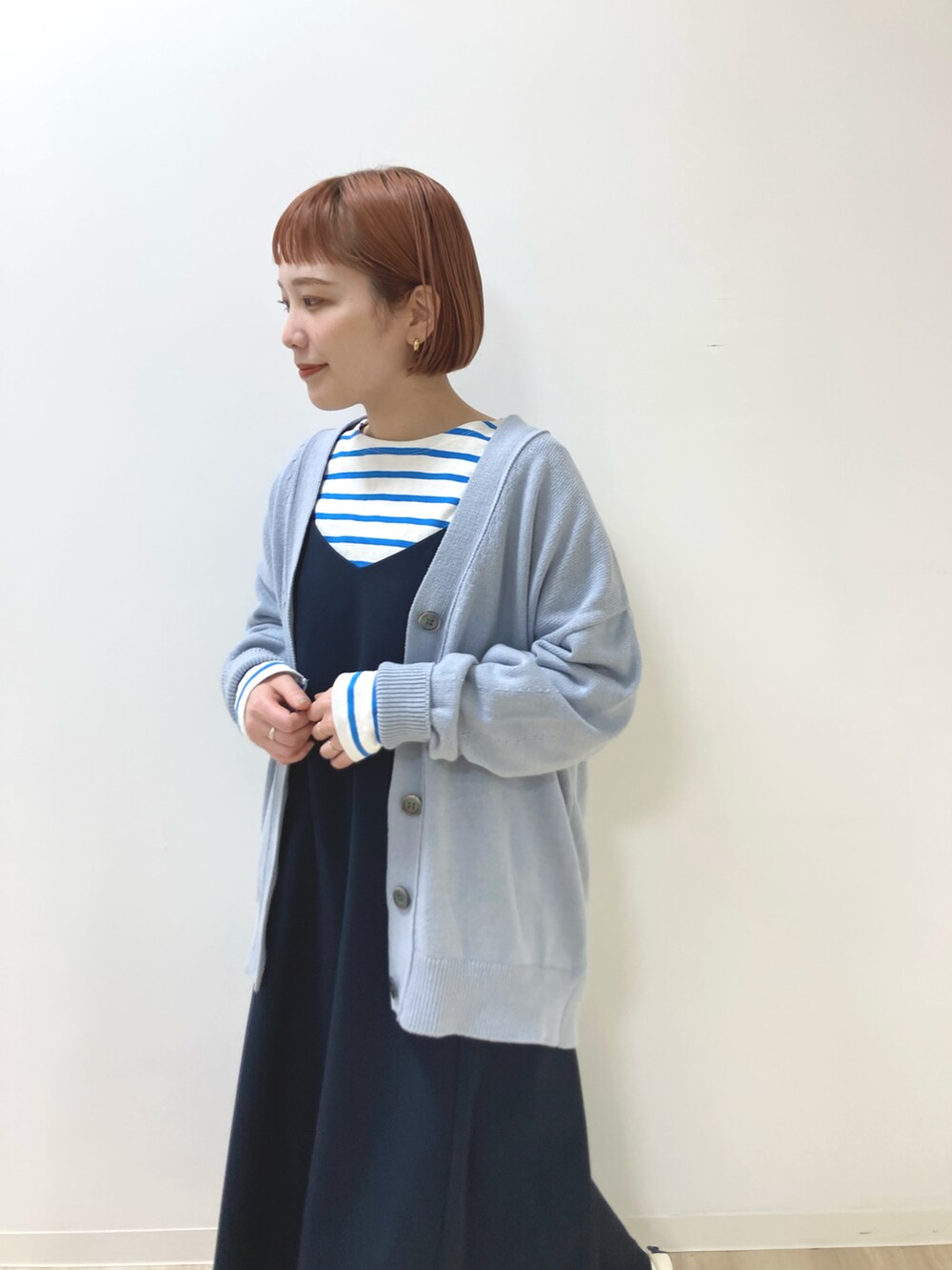 ブルー系のワンピース、ブルー系のカーディガン/ボレロ、ブルー系のTシャツ/カットソーを着用したレディースの冬コーディネートの3枚目の写真