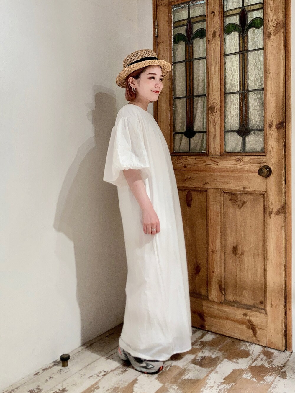 ホワイト系のワンピース、グレー系のスニーカーを着用したレディースの夏コーディネートの3枚目の写真