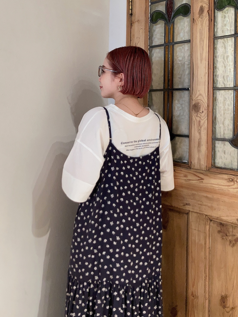 ブルー系のワンピース、ホワイト系のTシャツ/カットソー、ベージュ系のハンドバッグを着用したレディースの夏コーディネートの4枚目の写真