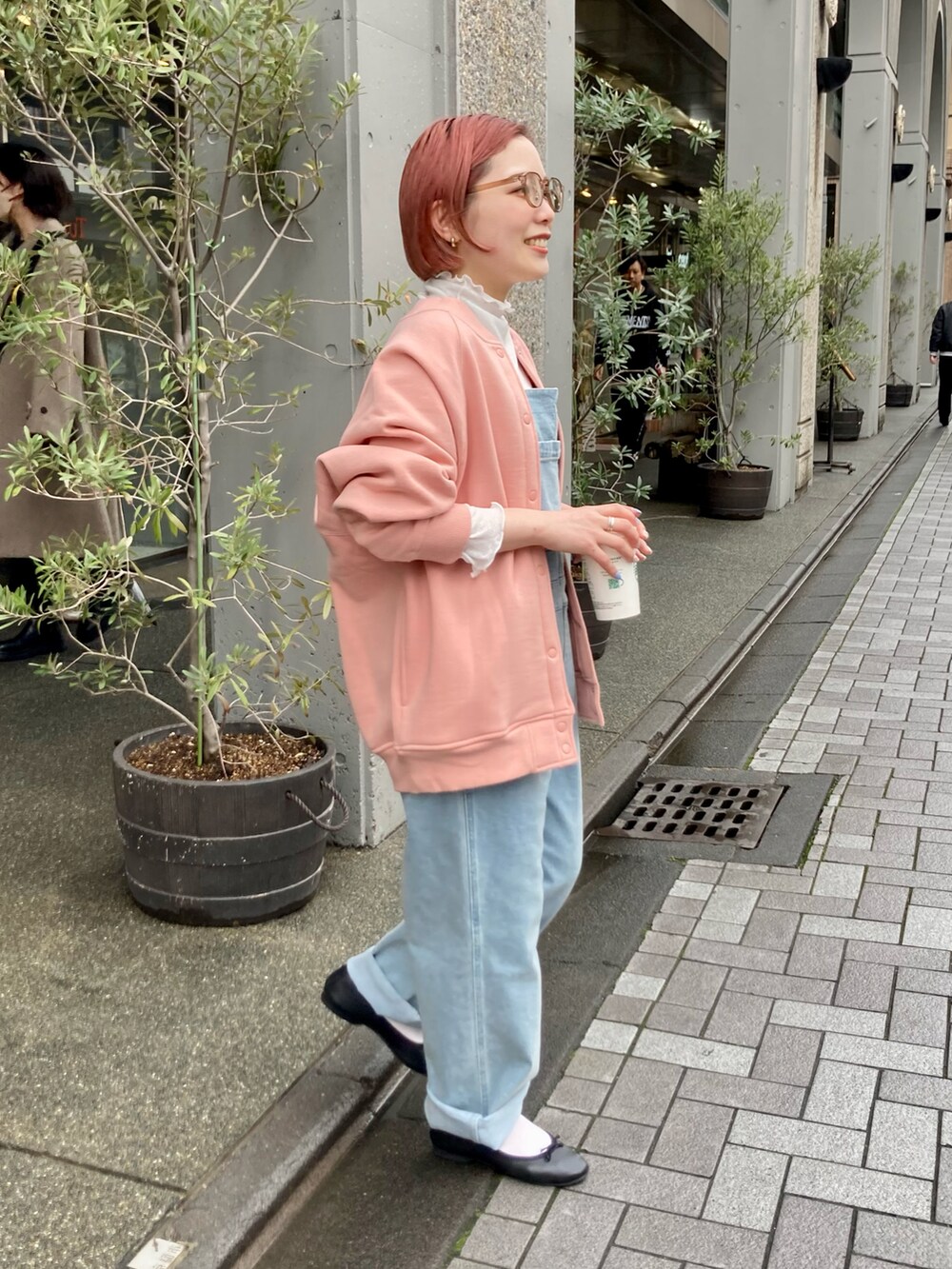 ピンク系のカーディガン/ボレロ、ブルー系のサロペット/オーバーオールを着用したレディースの春コーディネートの3枚目の写真