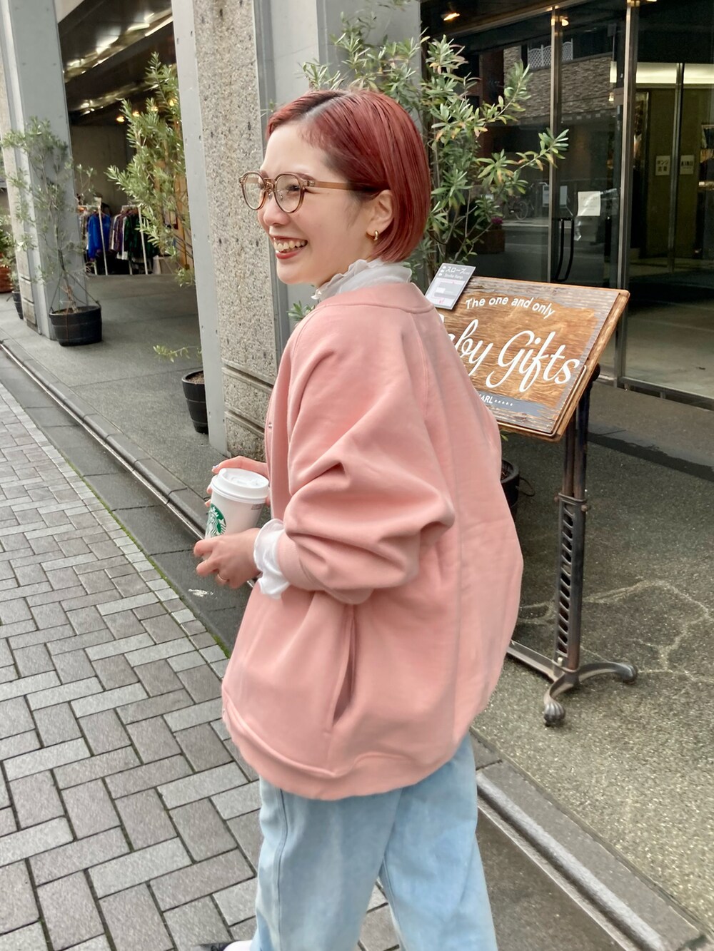 ピンク系のカーディガン/ボレロ、ブルー系のサロペット/オーバーオール、ホワイト系のTシャツ/カットソーを着用したレディースの冬コーディネートの4枚目の写真