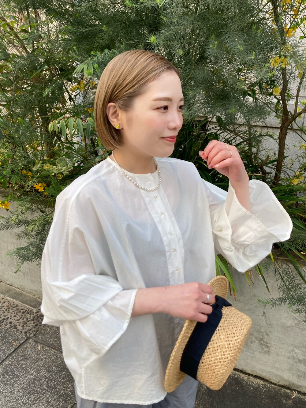 グレー系のその他パンツ、ホワイト系のシャツ/ブラウスを着用したレディースの春コーディネートの4枚目の写真