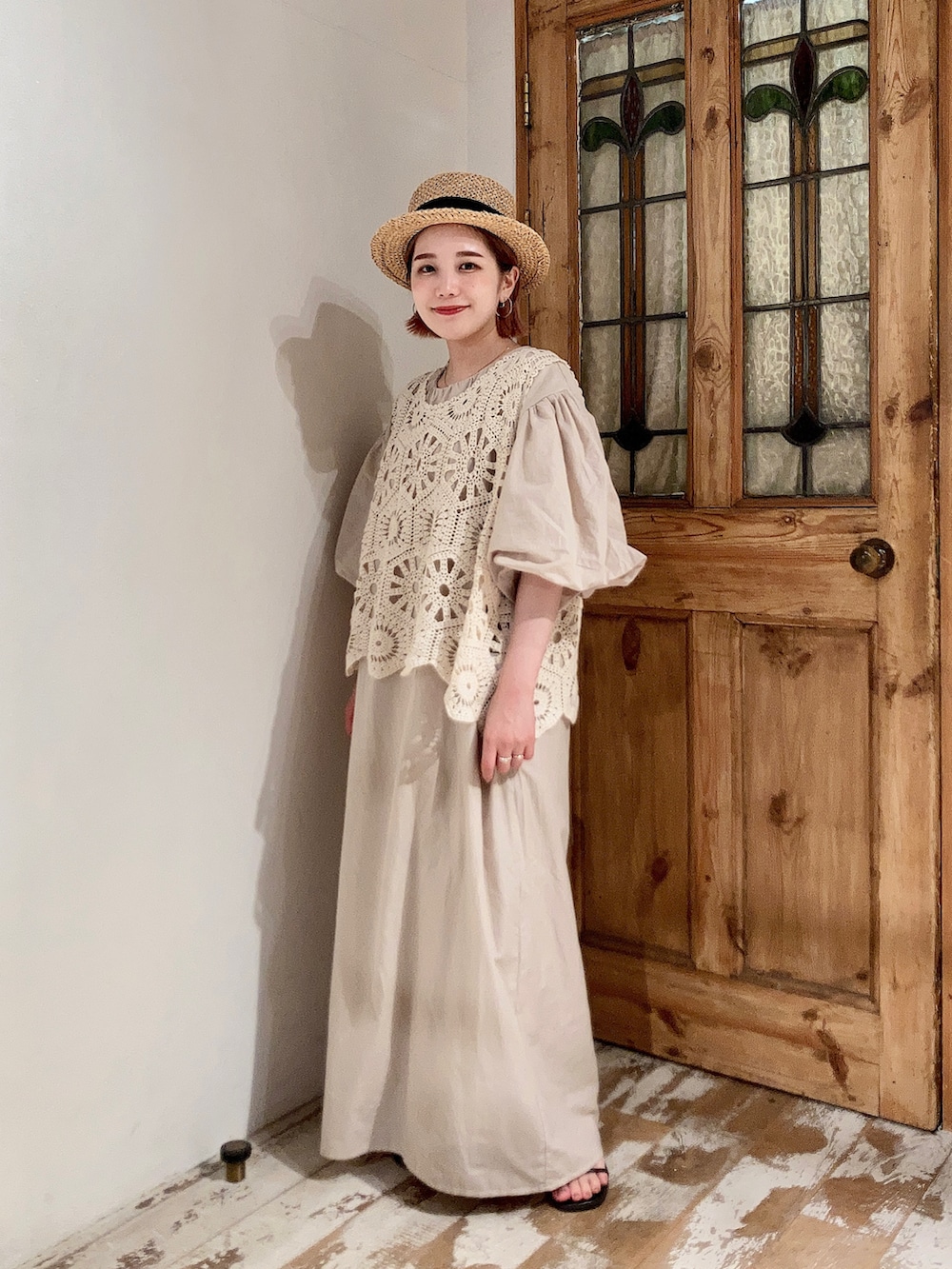 ベージュ系のベスト、ベージュ系のベスト、ベージュ系のワンピースを着用したレディースの夏コーディネートの5枚目の写真