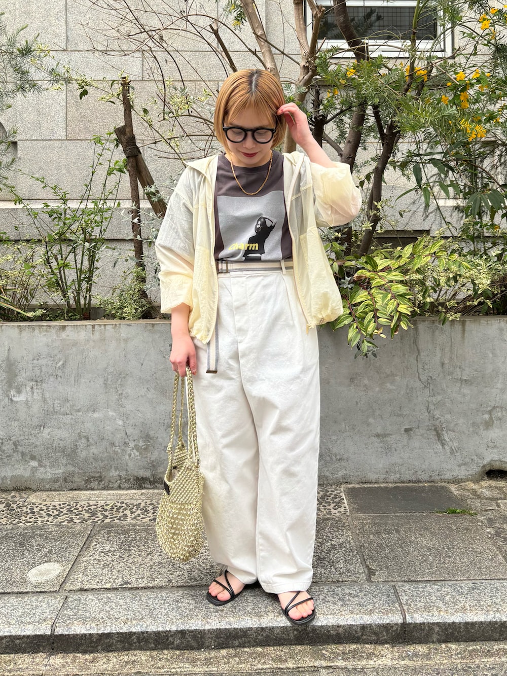 グレー系のTシャツ/カットソー、ホワイト系のデニムパンツ、ゴールド系のネックレスを着用したレディースの春コーディネートの2枚目の写真