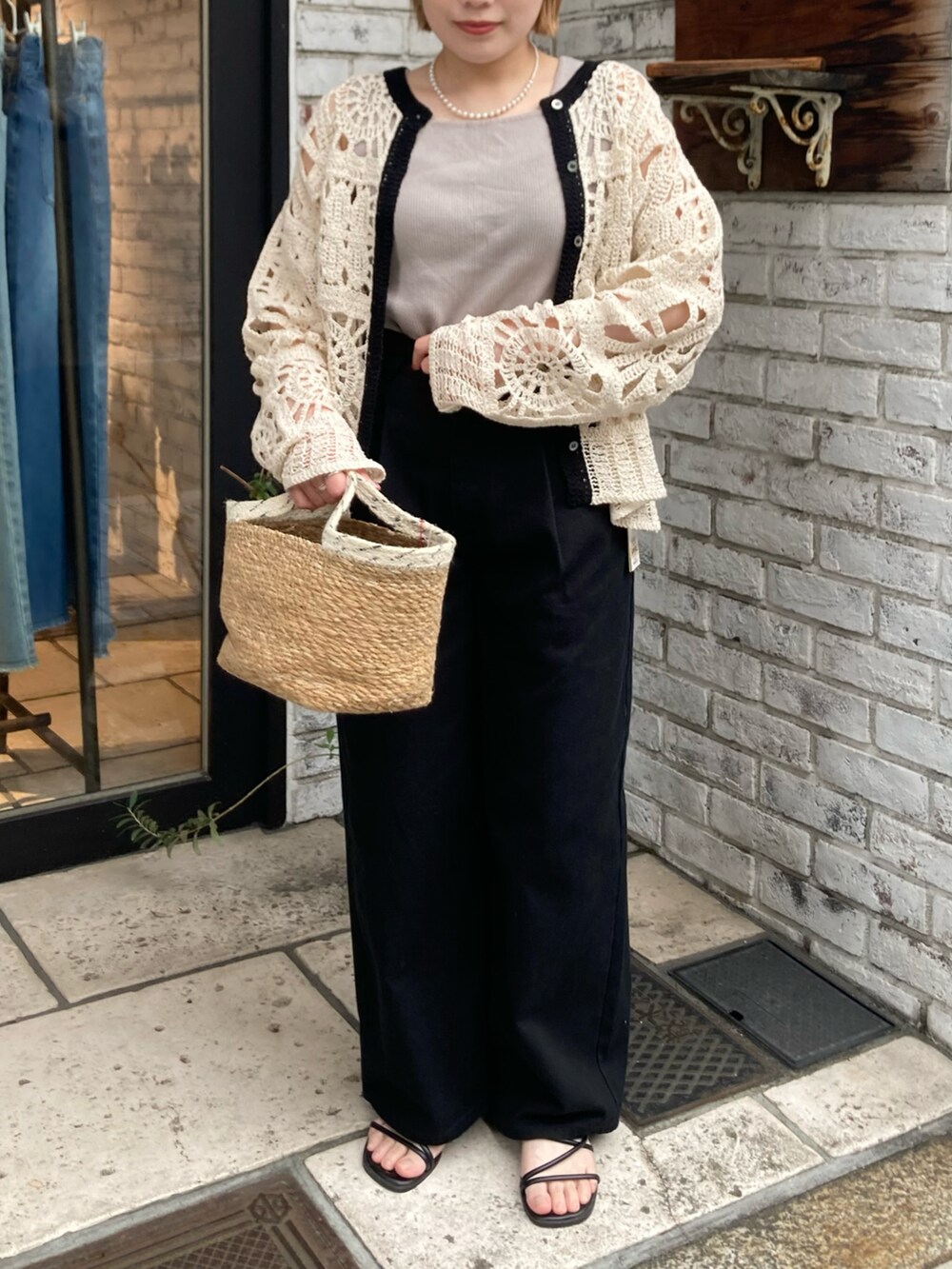 ブラック系のその他パンツ、ベージュ系のタンクトップ、その他のカーディガン/ボレロを着用したレディースの春コーディネートの2枚目の写真