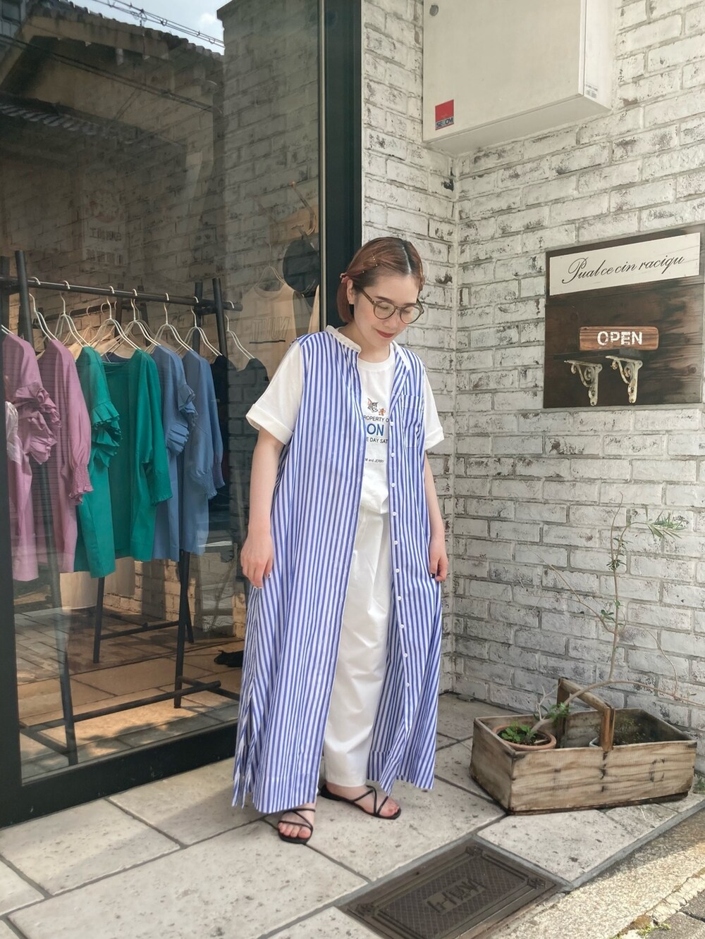 ホワイト系のその他パンツ、ブルー系のワンピースを着用したレディースの夏コーディネートの3枚目の写真