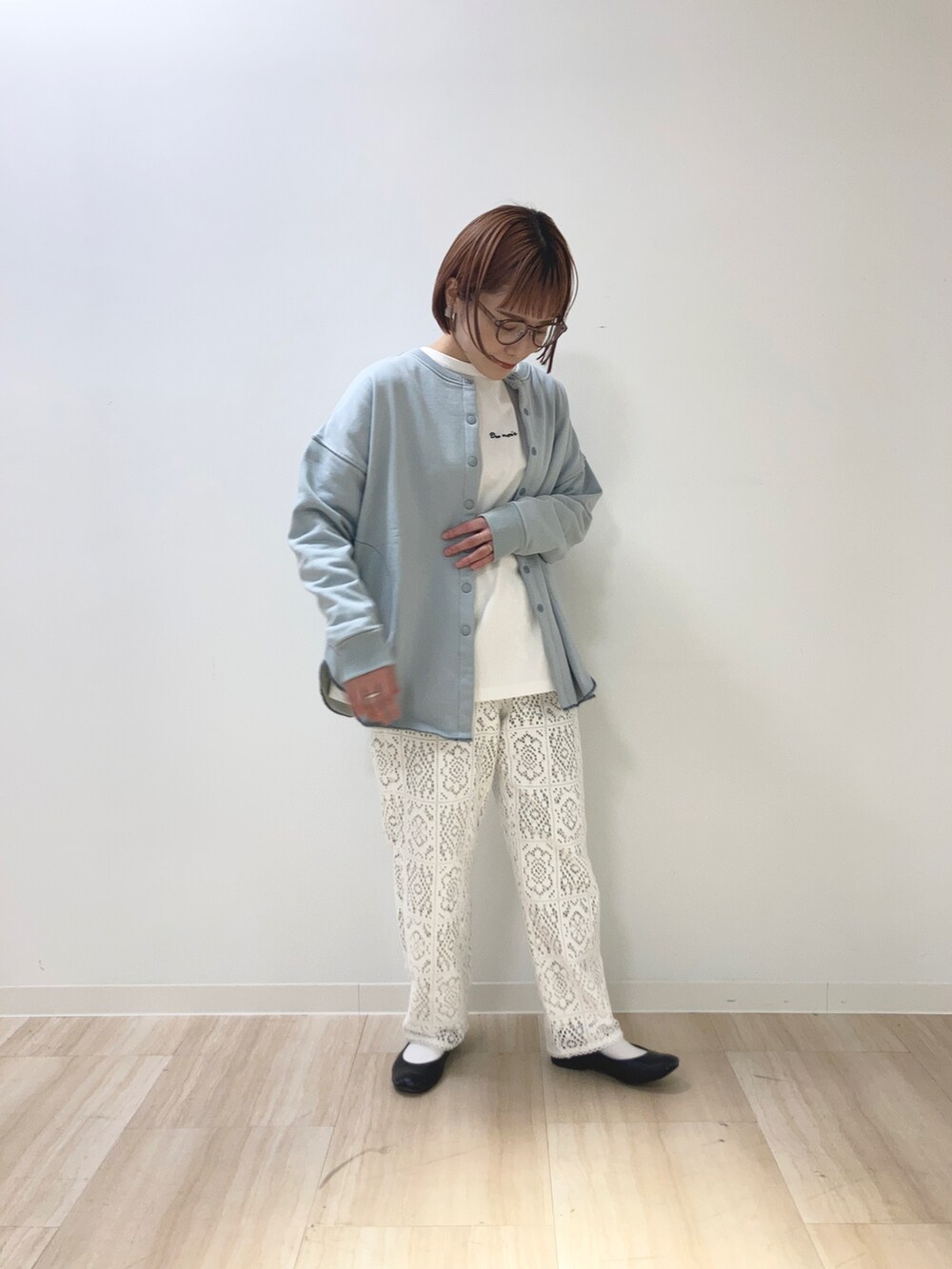 ホワイト系のその他パンツ、グリーン系のカーディガン/ボレロ、ホワイト系のTシャツ/カットソーを着用したレディースの春コーディネートの2枚目の写真