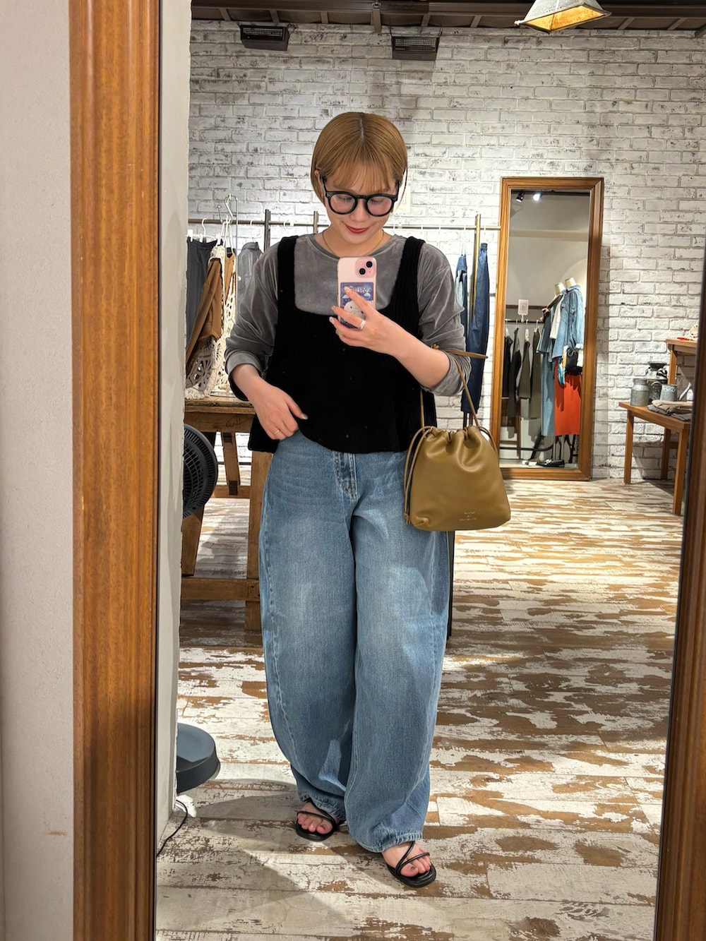 ブラウン系のショルダーバッグ、ブラック系のニット/セーター、グレー系のTシャツ/カットソーを着用したレディースの秋コーディネートの3枚目の写真