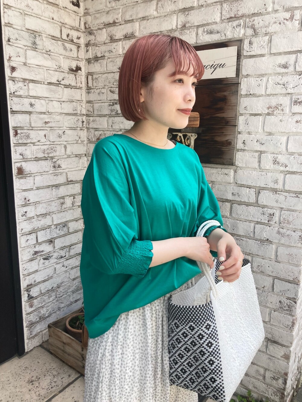 グリーン系のTシャツ/カットソー、ホワイト系のスカート、グリーン系のカーディガン/ボレロを着用したレディースの夏コーディネートの5枚目の写真