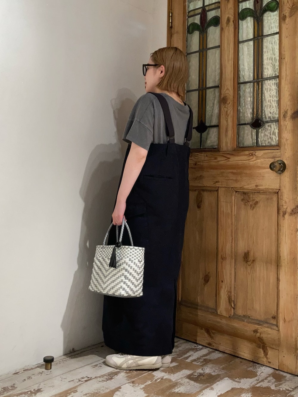 ベージュ系のスニーカー、ブラック系のスカート、グレー系のTシャツ/カットソーを着用したレディースの春コーディネートの4枚目の写真