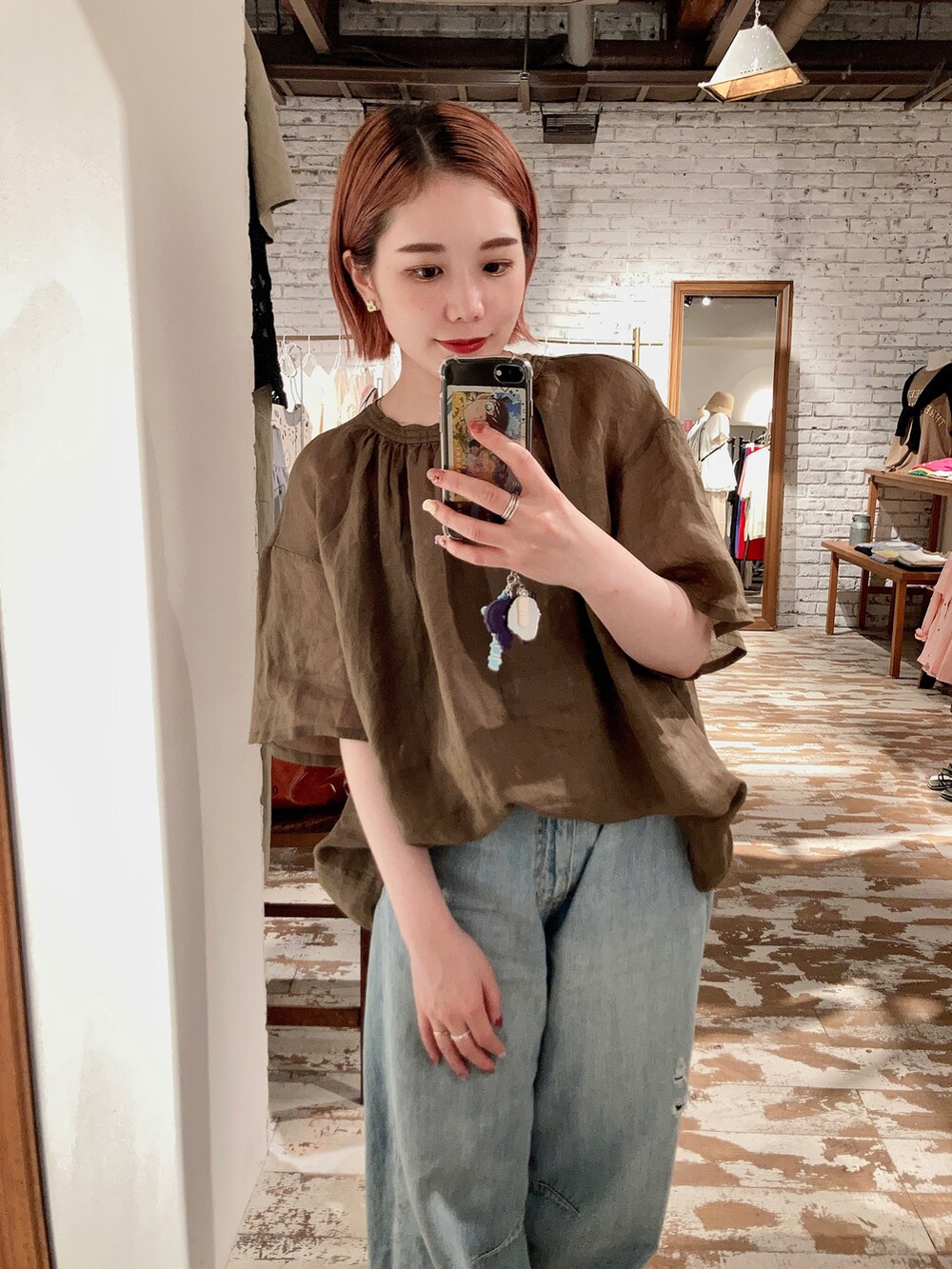 グリーン系のシャツ/ブラウス、ブルー系のデニムパンツを着用したレディースの夏コーディネートの3枚目の写真