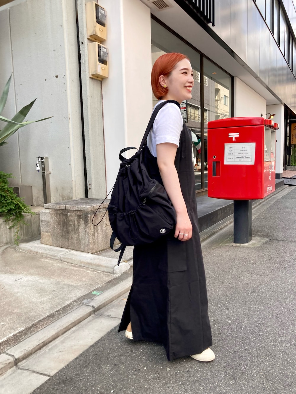 ブラック系のワンピース、ブラック系のバックパック/リュック、ブラック系のバックパック/リュックを着用したレディースの夏コーディネートの2枚目の写真