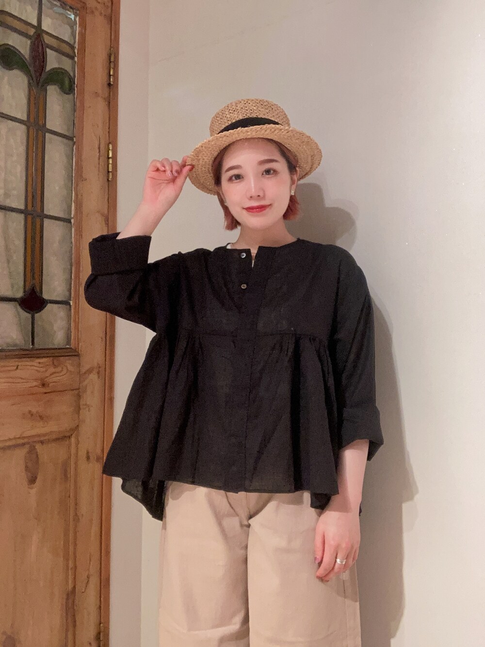 ブラック系のシャツ/ブラウス、ベージュ系のその他パンツ、ブラック系のサンダルを着用したレディースの夏コーディネートの5枚目の写真