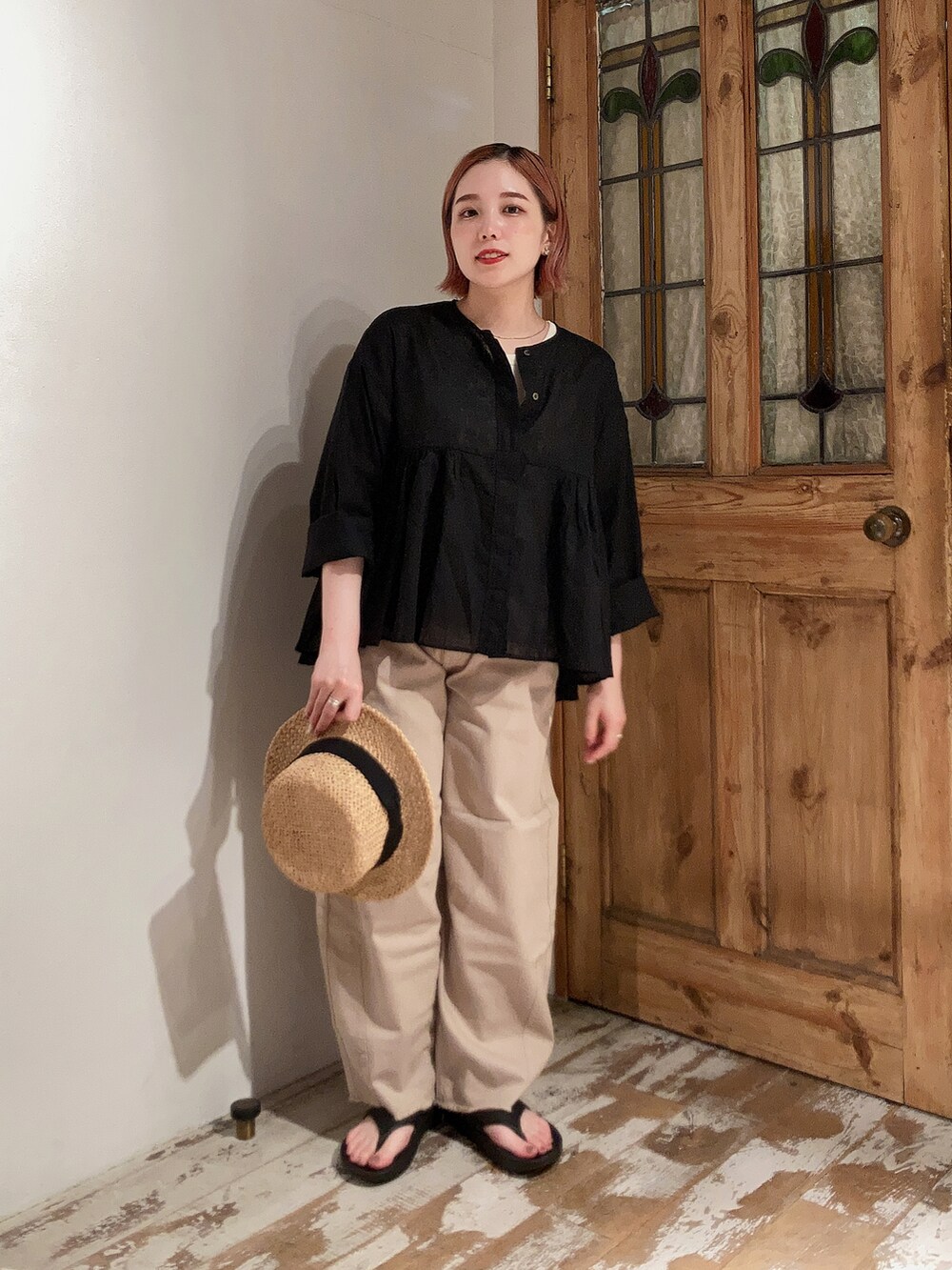 ブラック系のシャツ/ブラウス、ベージュ系のその他パンツ、ブラック系のサンダルを着用したレディースの夏コーディネートの2枚目の写真
