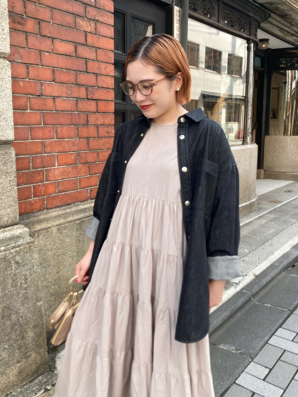 ブラック系のシャツ/ブラウス、ベージュ系のワンピース/ドレス、ベージュ系のショルダーバッグを着用したレディースの秋コーディネートの5枚目の写真