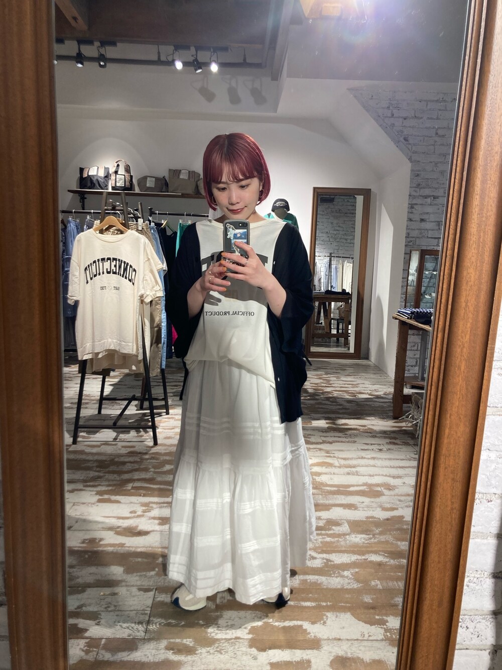 ブラック系のカーディガン/ボレロ、ホワイト系のTシャツ/カットソー、ホワイト系のスカートを着用したレディースの春コーディネートの4枚目の写真