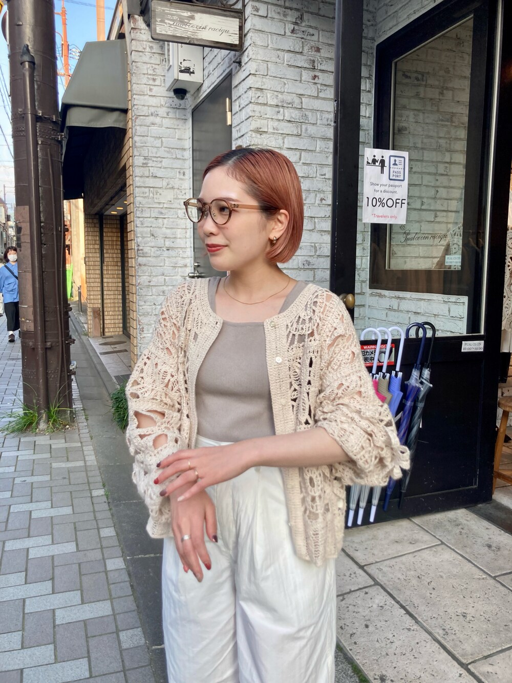 ホワイト系のその他パンツ、ベージュ系のタンクトップ、ベージュ系のカーディガン/ボレロを着用したレディースの夏コーディネートの5枚目の写真