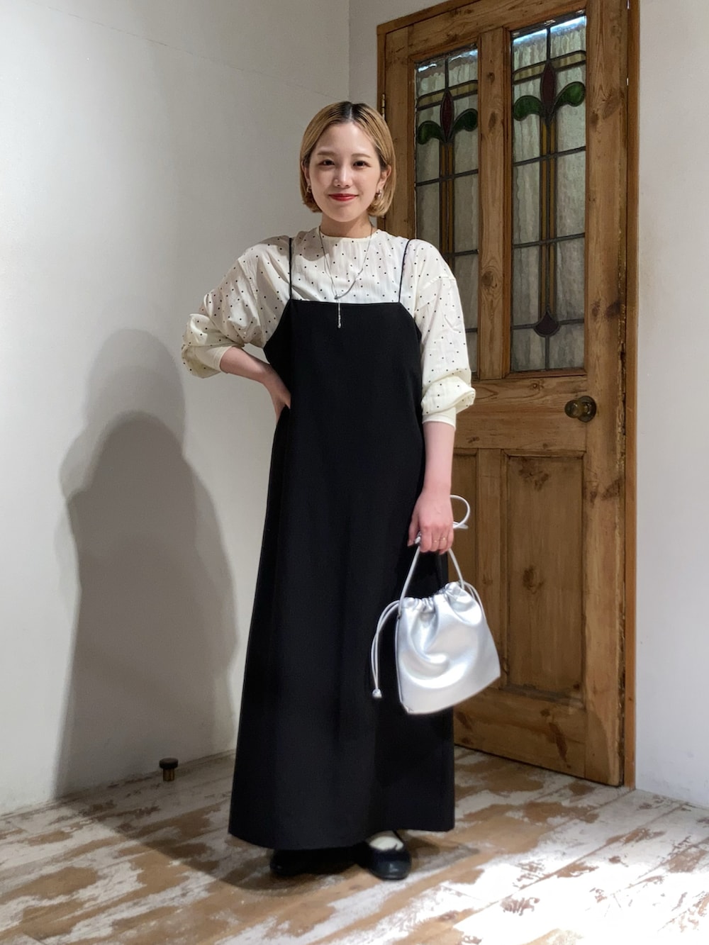 シルバー系のショルダーバッグ、ブラック系のワンピース、その他のシャツ/ブラウスを着用したレディースの秋コーディネートの3枚目の写真